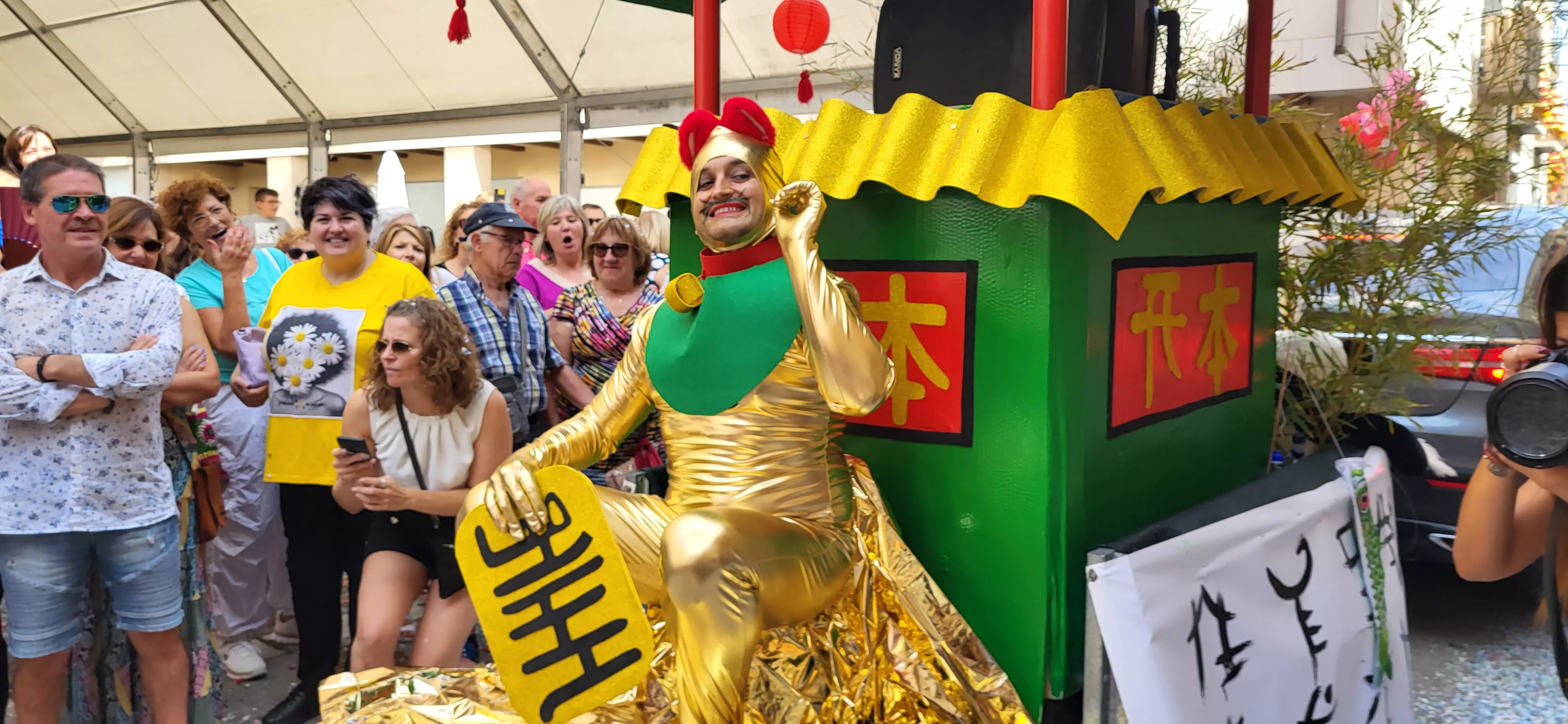 La cabalgata de carrozas en el inicio de las fiestas de Almudévar. Foto Mercedes Manterola