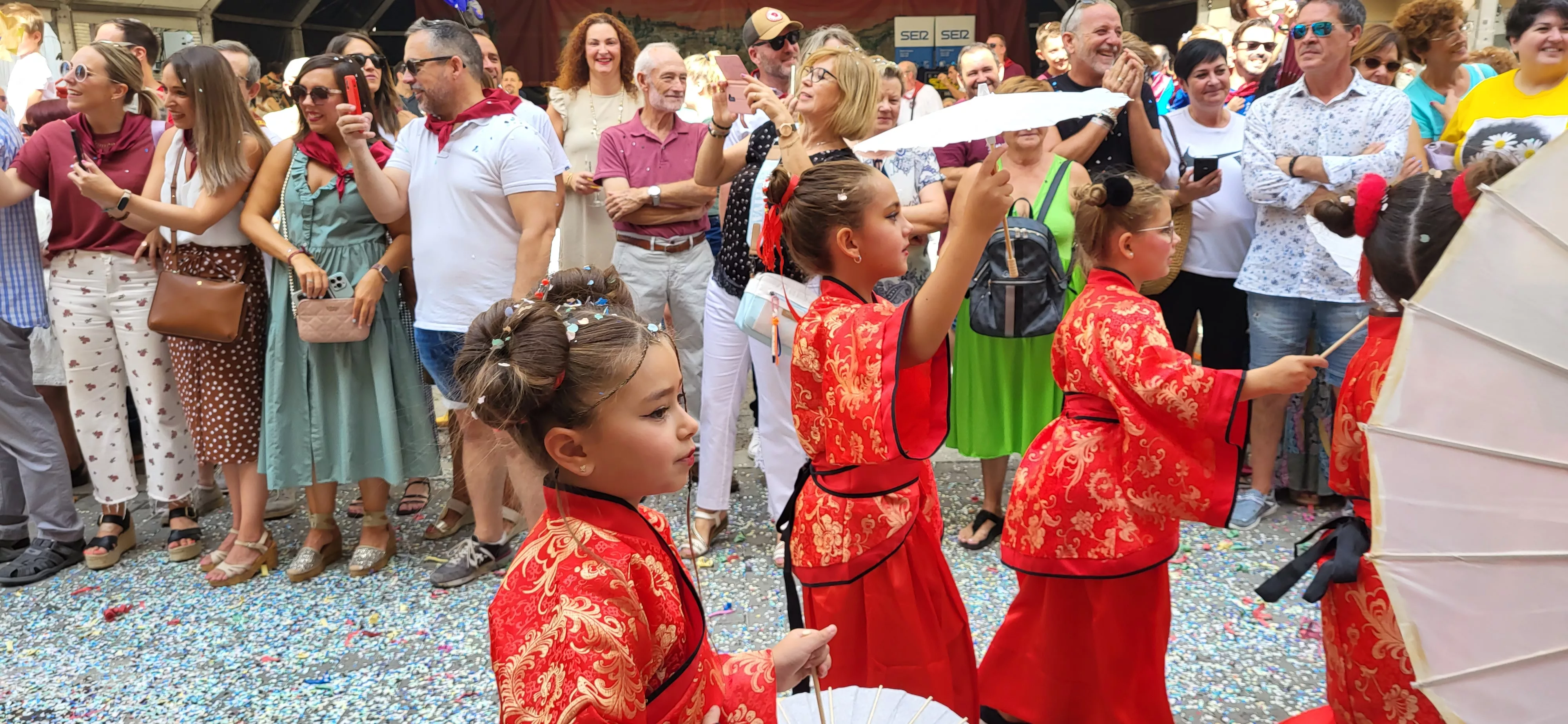 La cabalgata de carrozas en el inicio de las fiestas de Almudévar. Foto Mercedes Manterola