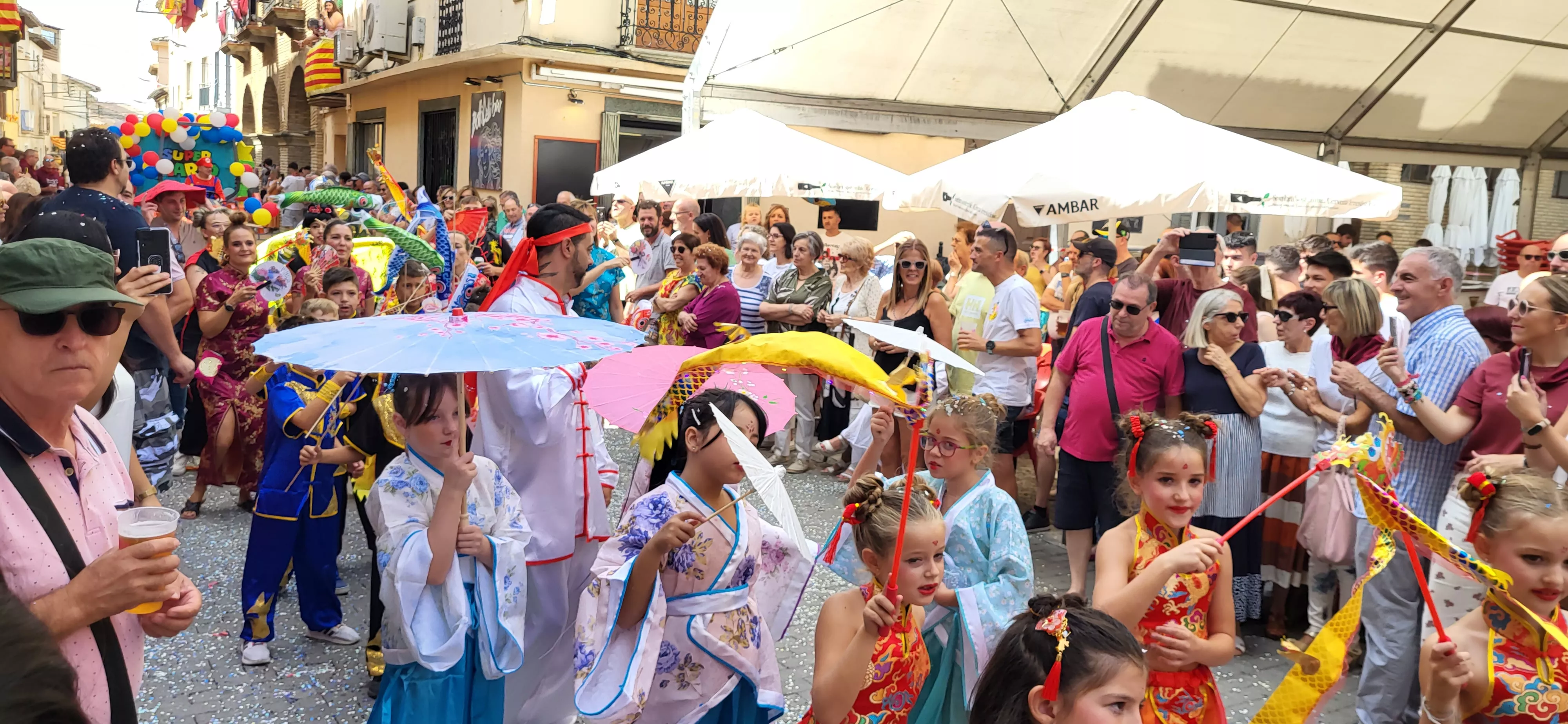 La cabalgata de carrozas en el inicio de las fiestas de Almudévar. Foto Mercedes Manterola