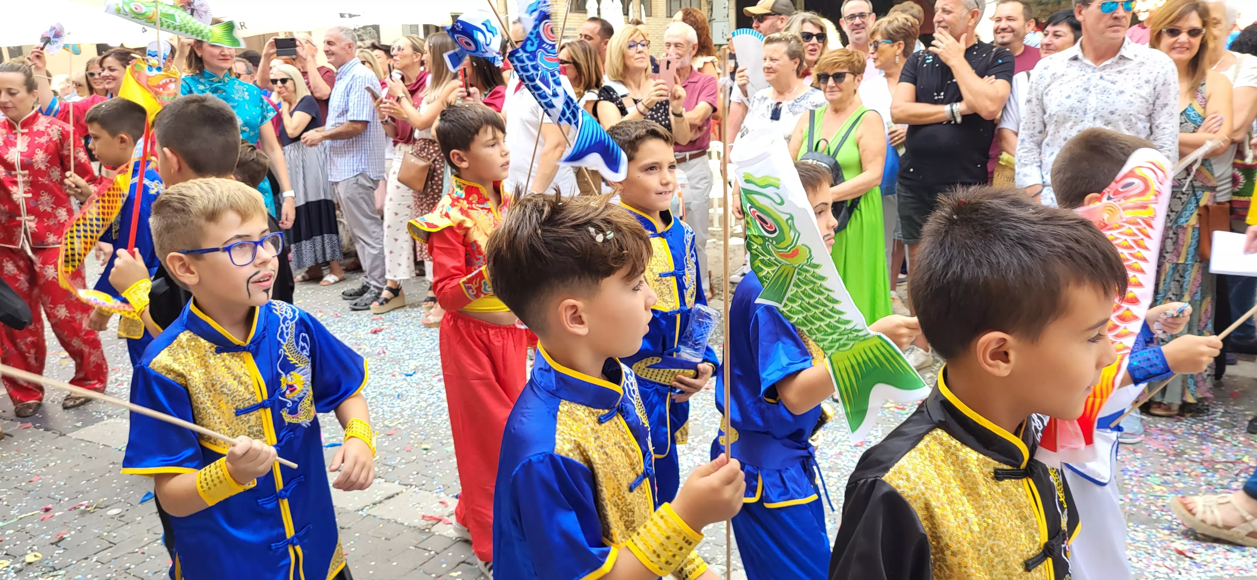 La cabalgata de carrozas en el inicio de las fiestas de Almudévar. Foto Mercedes Manterola