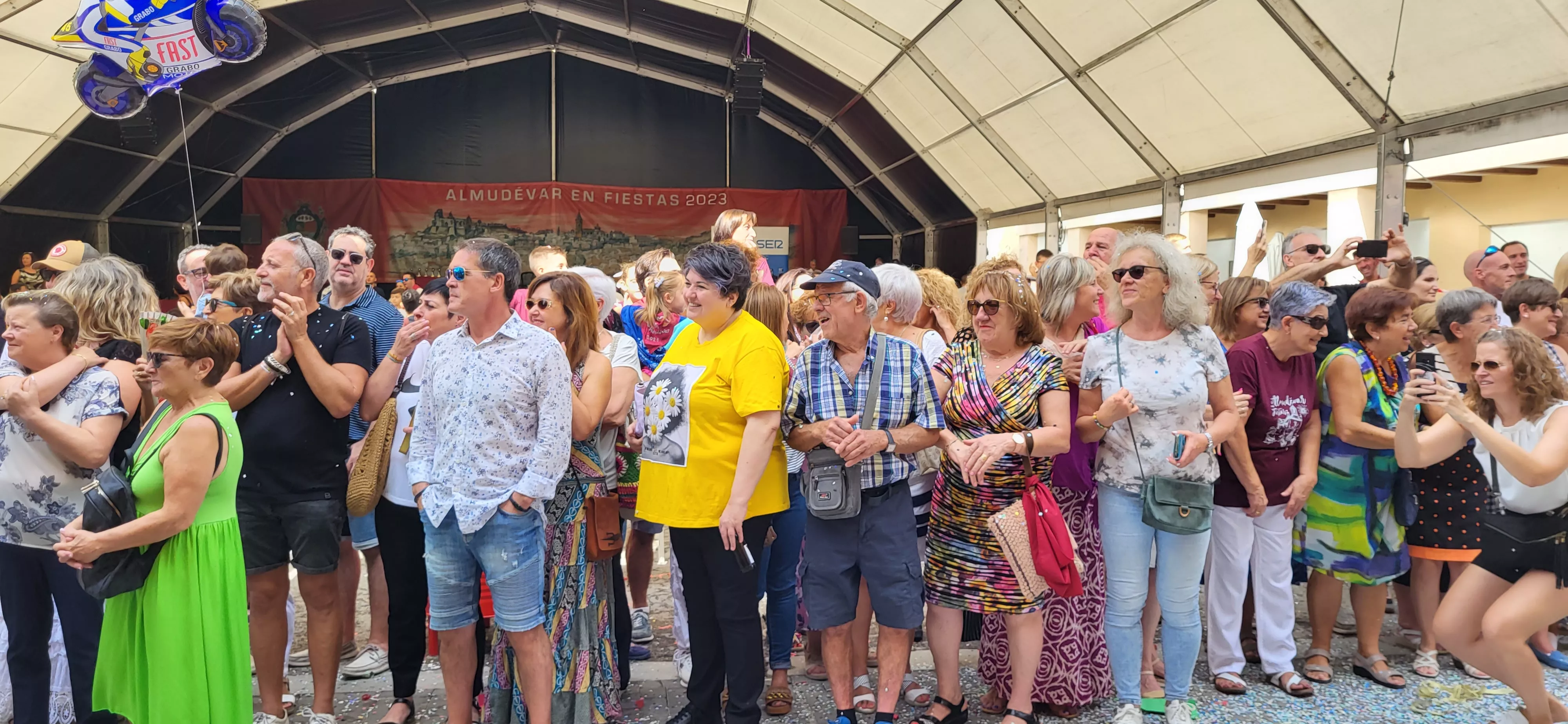 La cabalgata de carrozas en el inicio de las fiestas de Almudévar. Foto Mercedes Manterola
