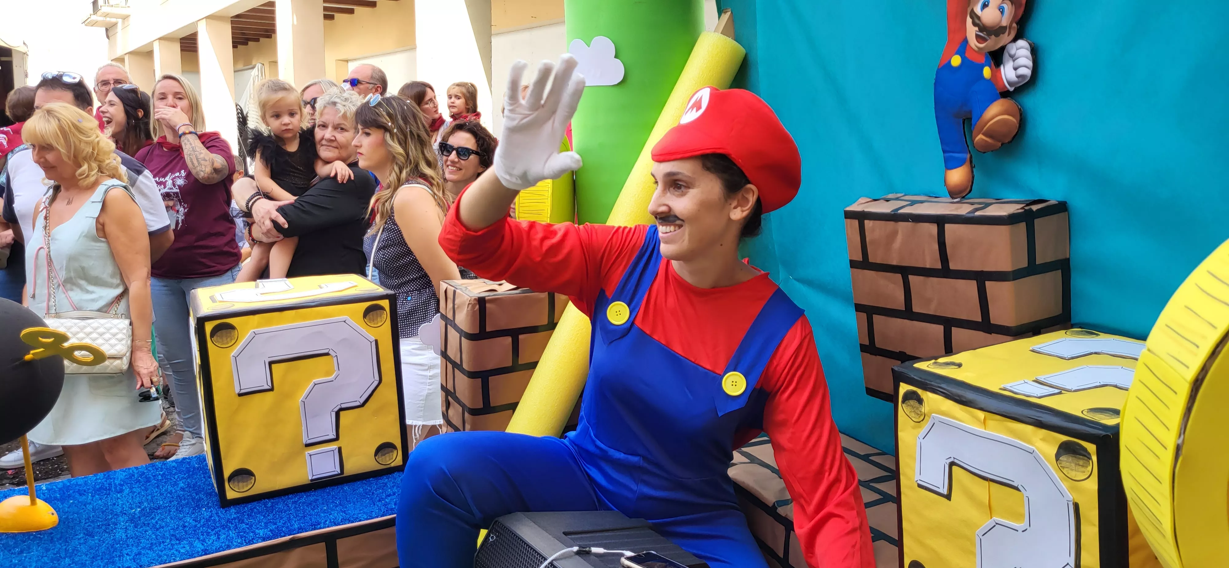 La cabalgata de carrozas en el inicio de las fiestas de Almudévar. Foto Mercedes Manterola