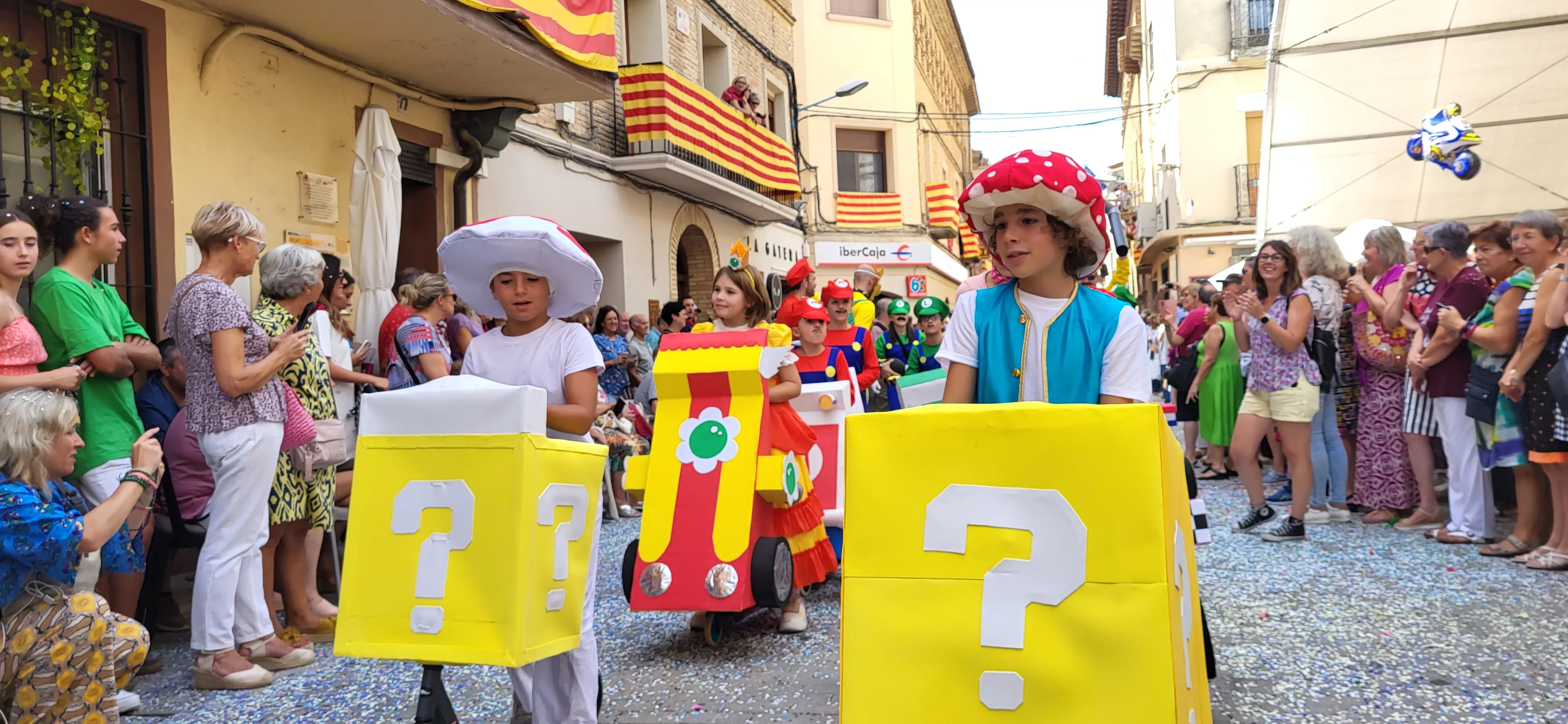 La cabalgata de carrozas en el inicio de las fiestas de Almudévar. Foto Mercedes Manterola