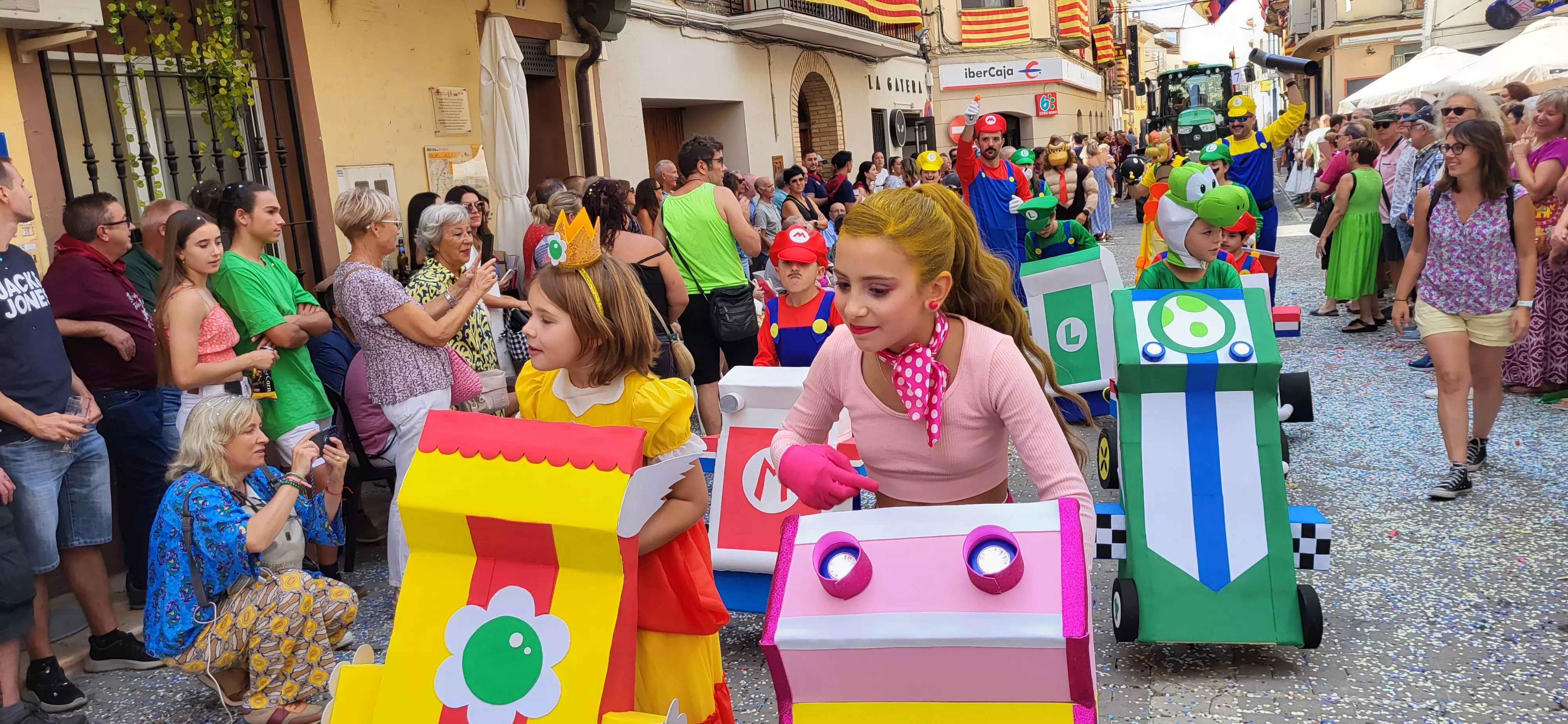La cabalgata de carrozas en el inicio de las fiestas de Almudévar. Foto Mercedes Manterola
