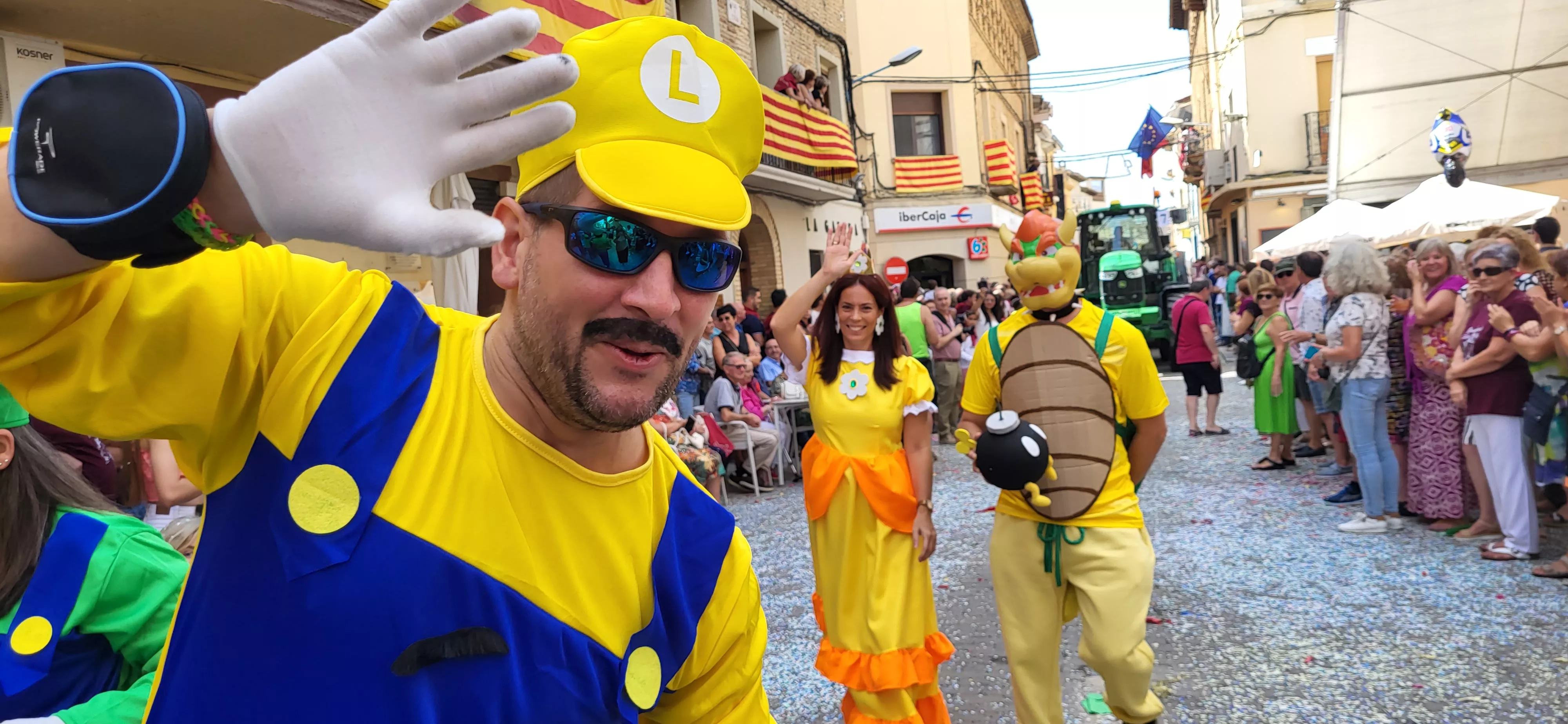 La cabalgata de carrozas en el inicio de las fiestas de Almudévar. Foto Mercedes Manterola