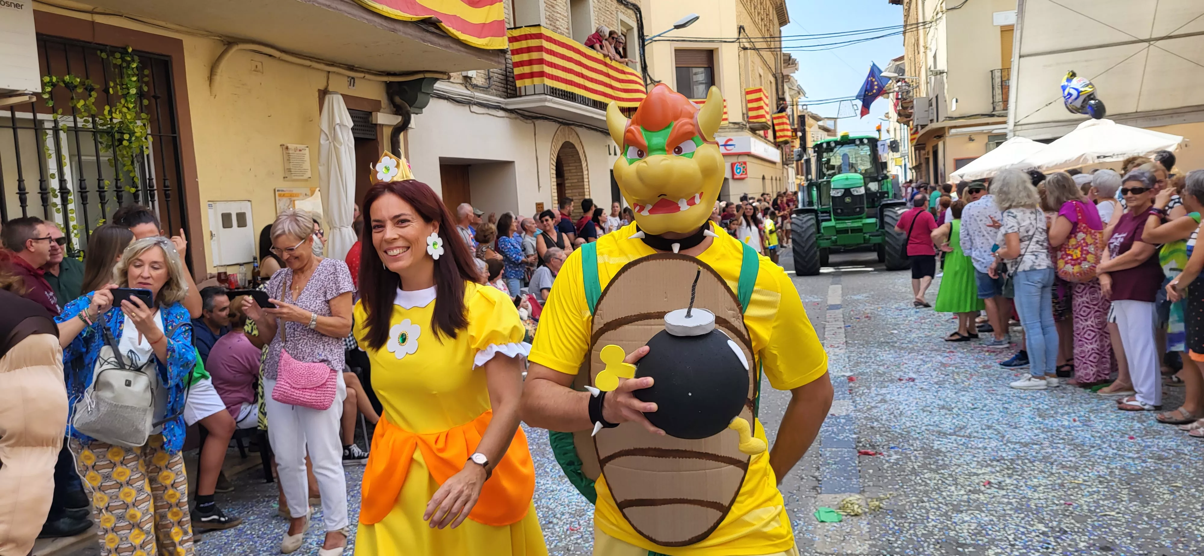 La cabalgata de carrozas en el inicio de las fiestas de Almudévar. Foto Mercedes Manterola