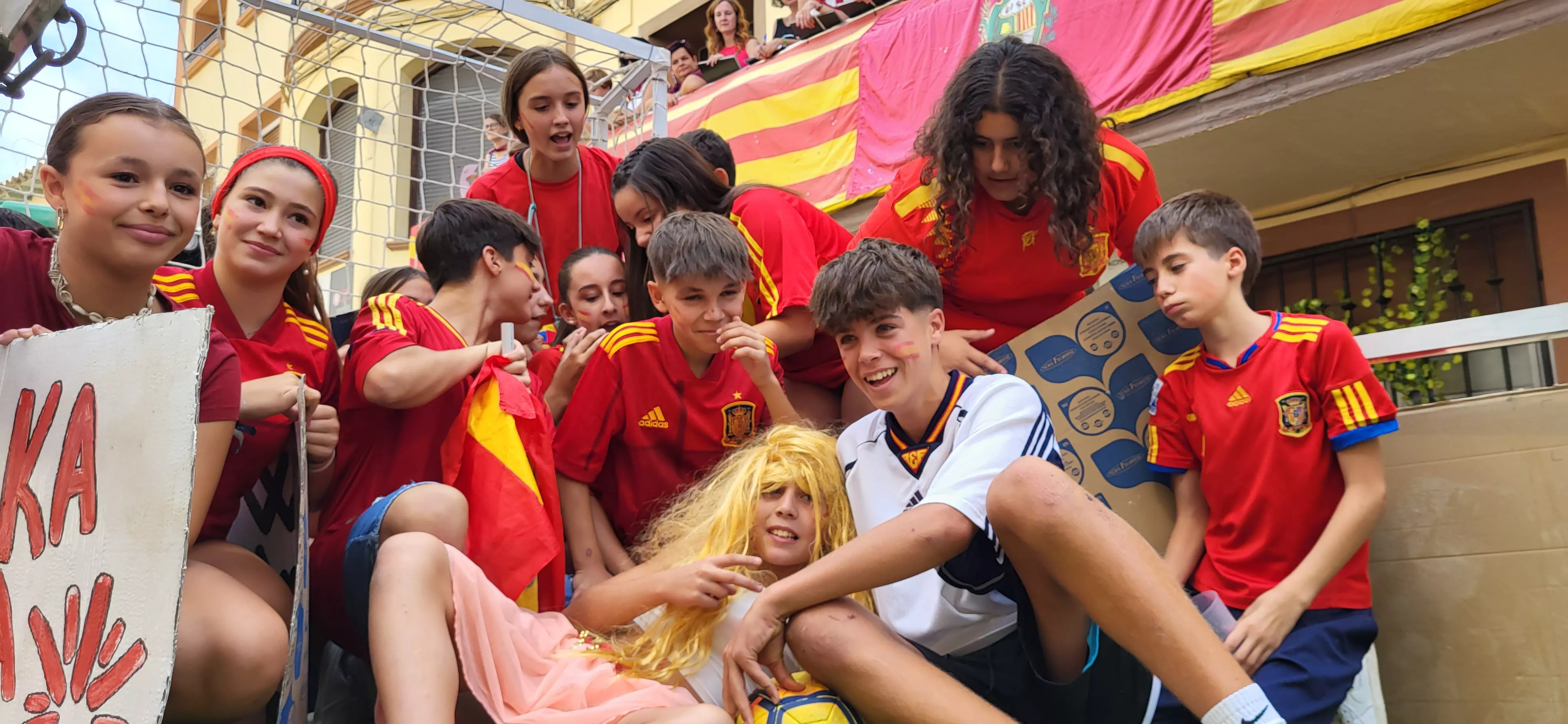 La cabalgata de carrozas en el inicio de las fiestas de Almudévar. Foto Mercedes Manterola