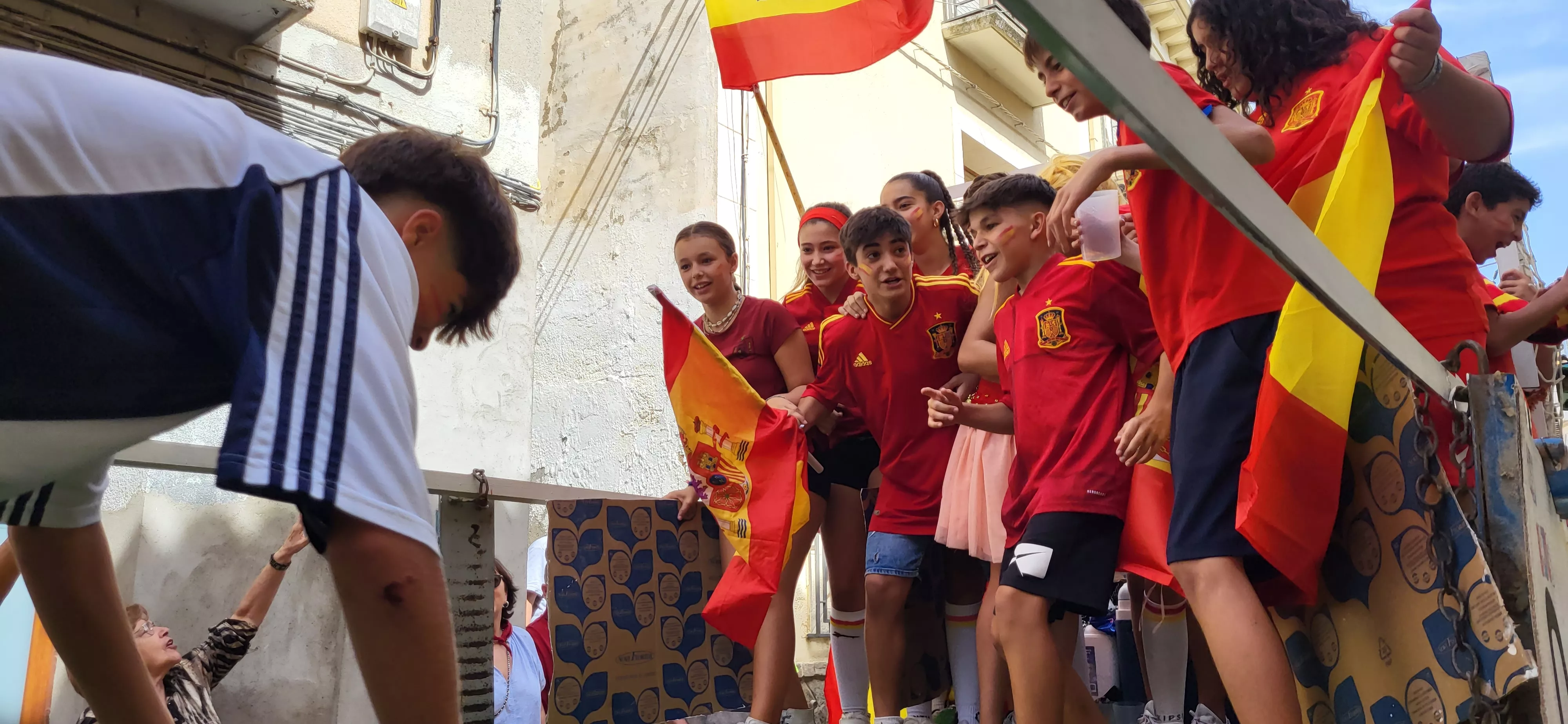 La cabalgata de carrozas en el inicio de las fiestas de Almudévar. Foto Mercedes Manterola