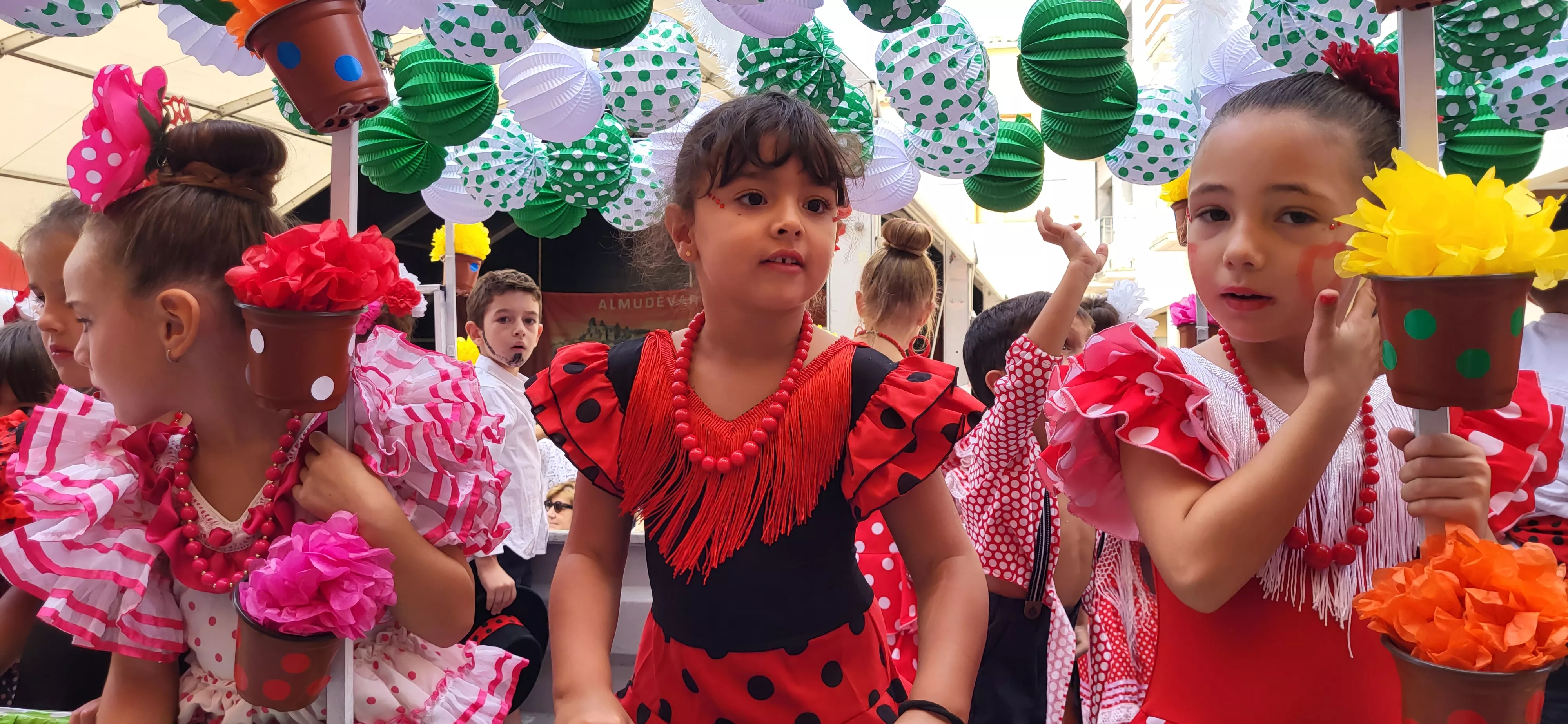La cabalgata de carrozas en el inicio de las fiestas de Almudévar. Foto Mercedes Manterola