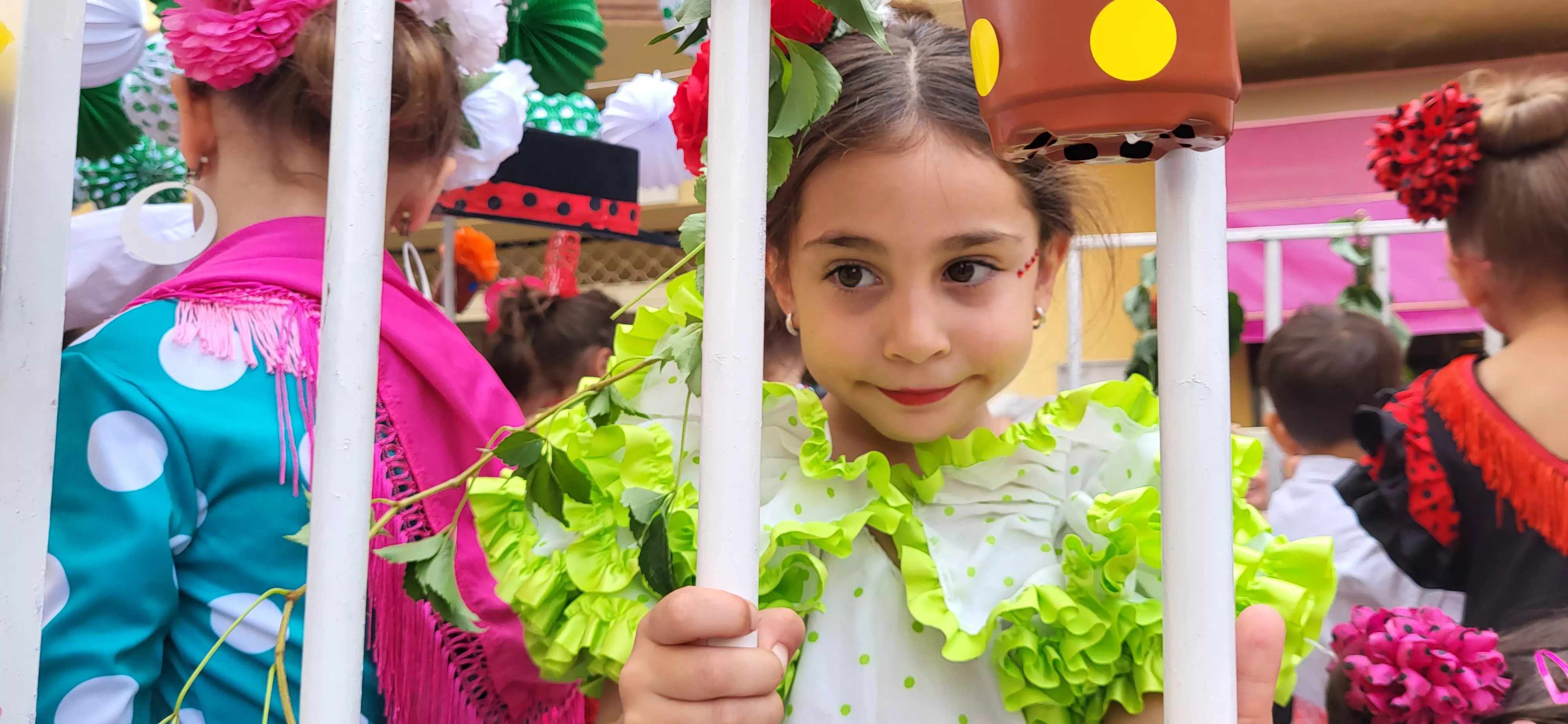 La cabalgata de carrozas en el inicio de las fiestas de Almudévar. Foto Mercedes Manterola