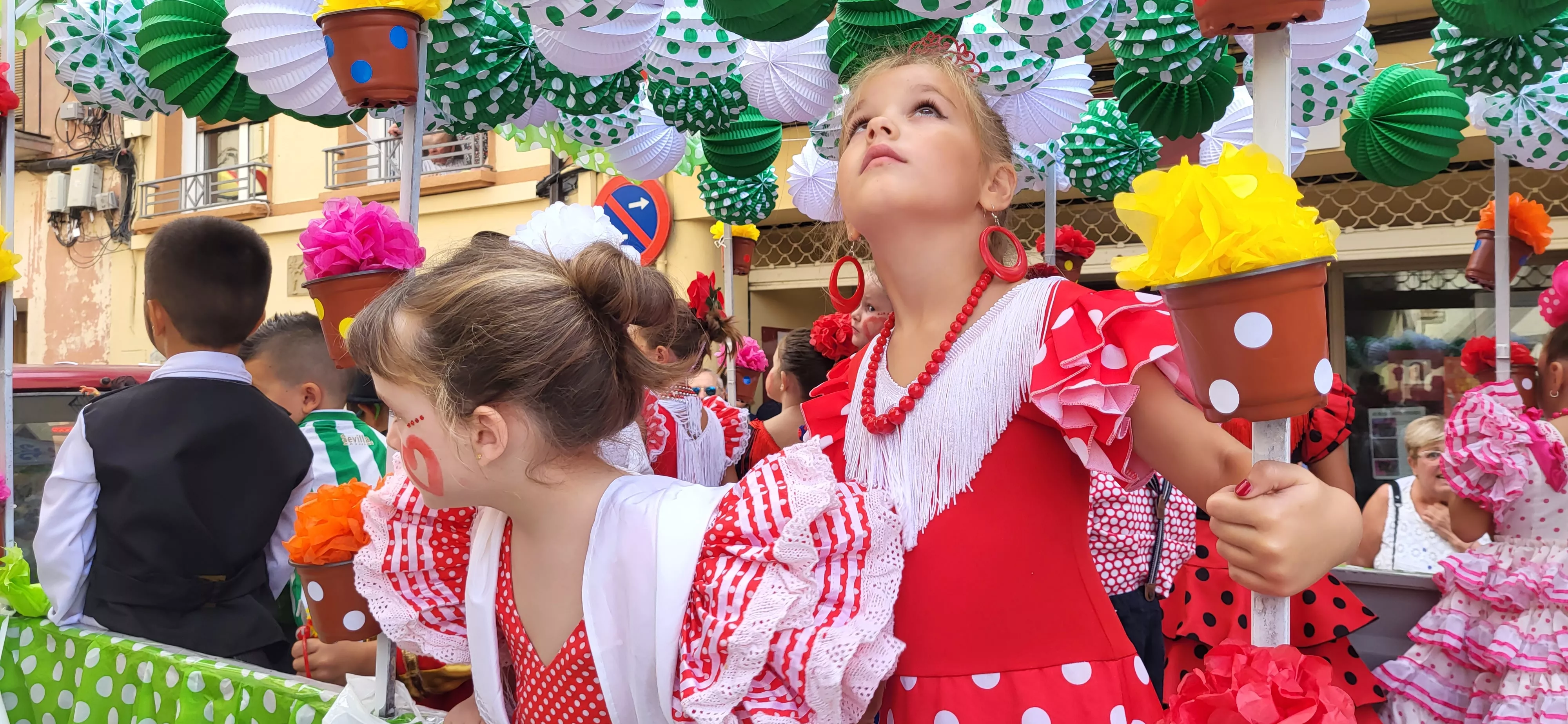 La cabalgata de carrozas en el inicio de las fiestas de Almudévar. Foto Mercedes Manterola