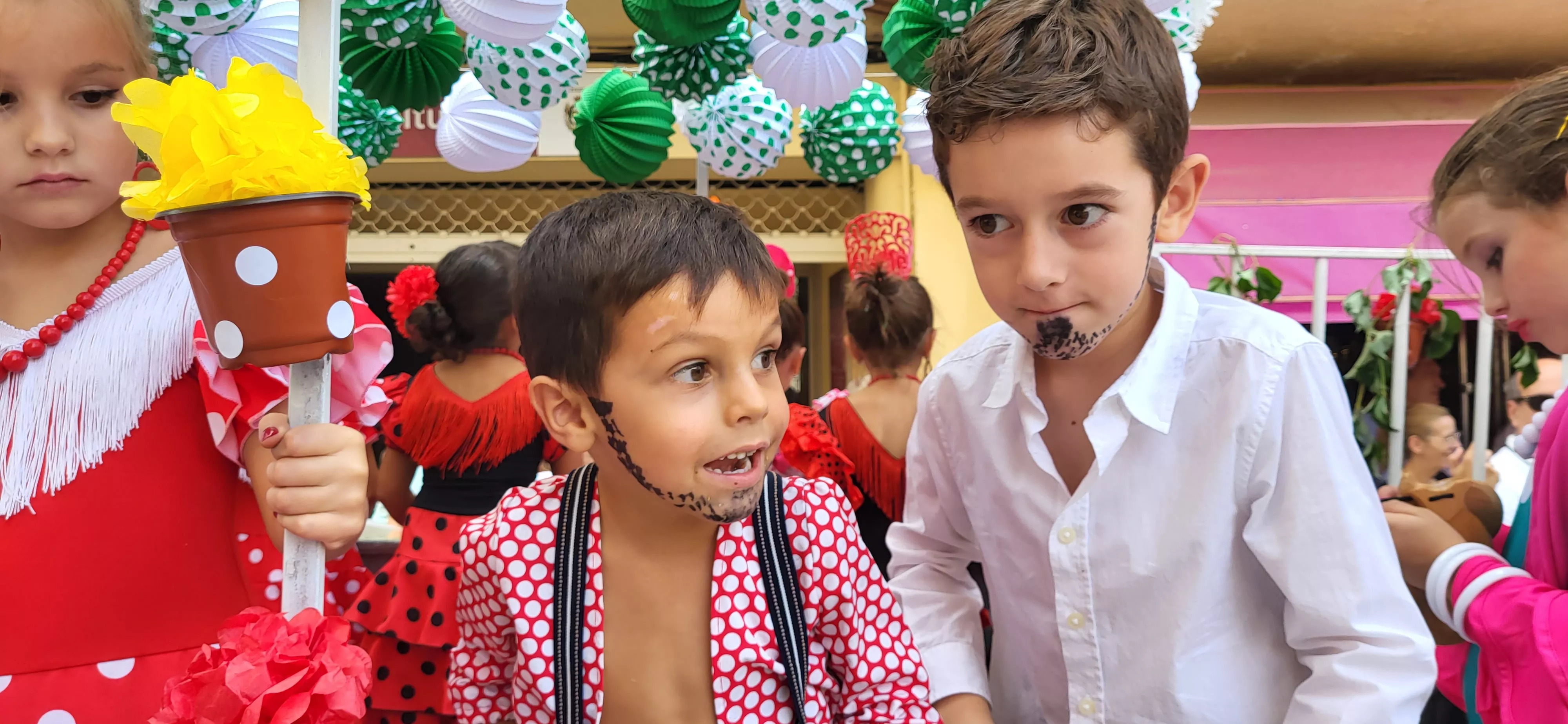 La cabalgata de carrozas en el inicio de las fiestas de Almudévar. Foto Mercedes Manterola