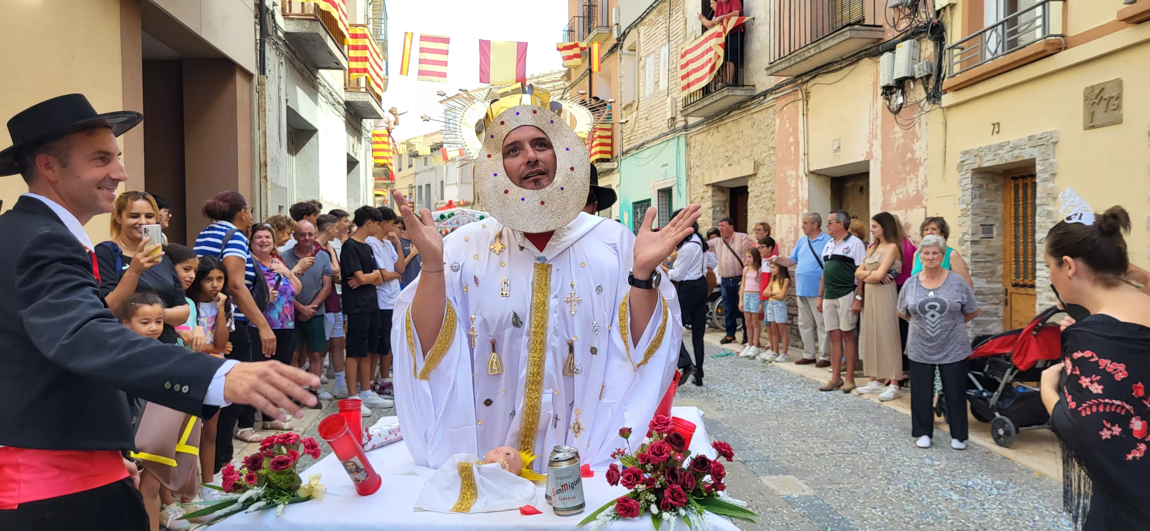 La cabalgata de carrozas en el inicio de las fiestas de Almudévar. Foto Mercedes Manterola