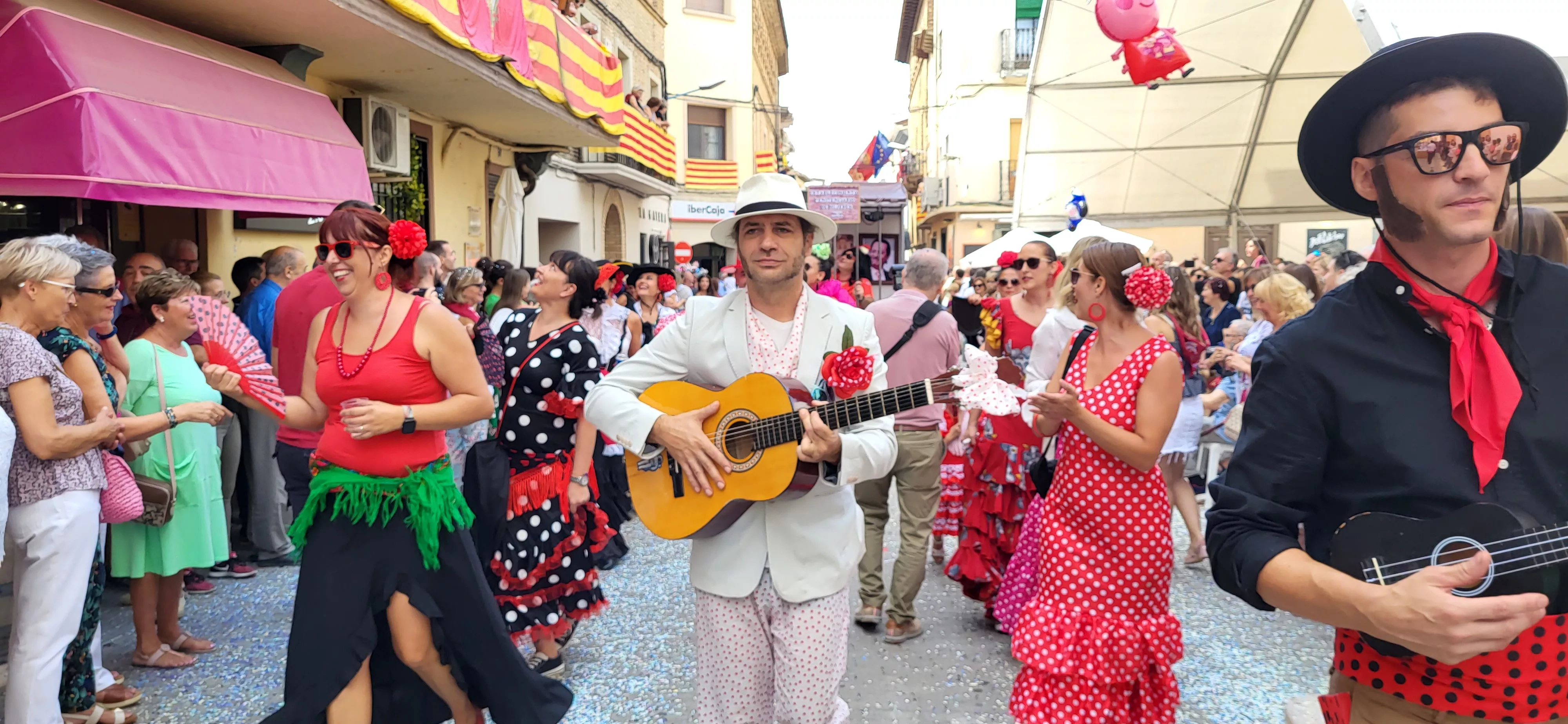 La cabalgata de carrozas en el inicio de las fiestas de Almudévar. Foto Mercedes Manterola