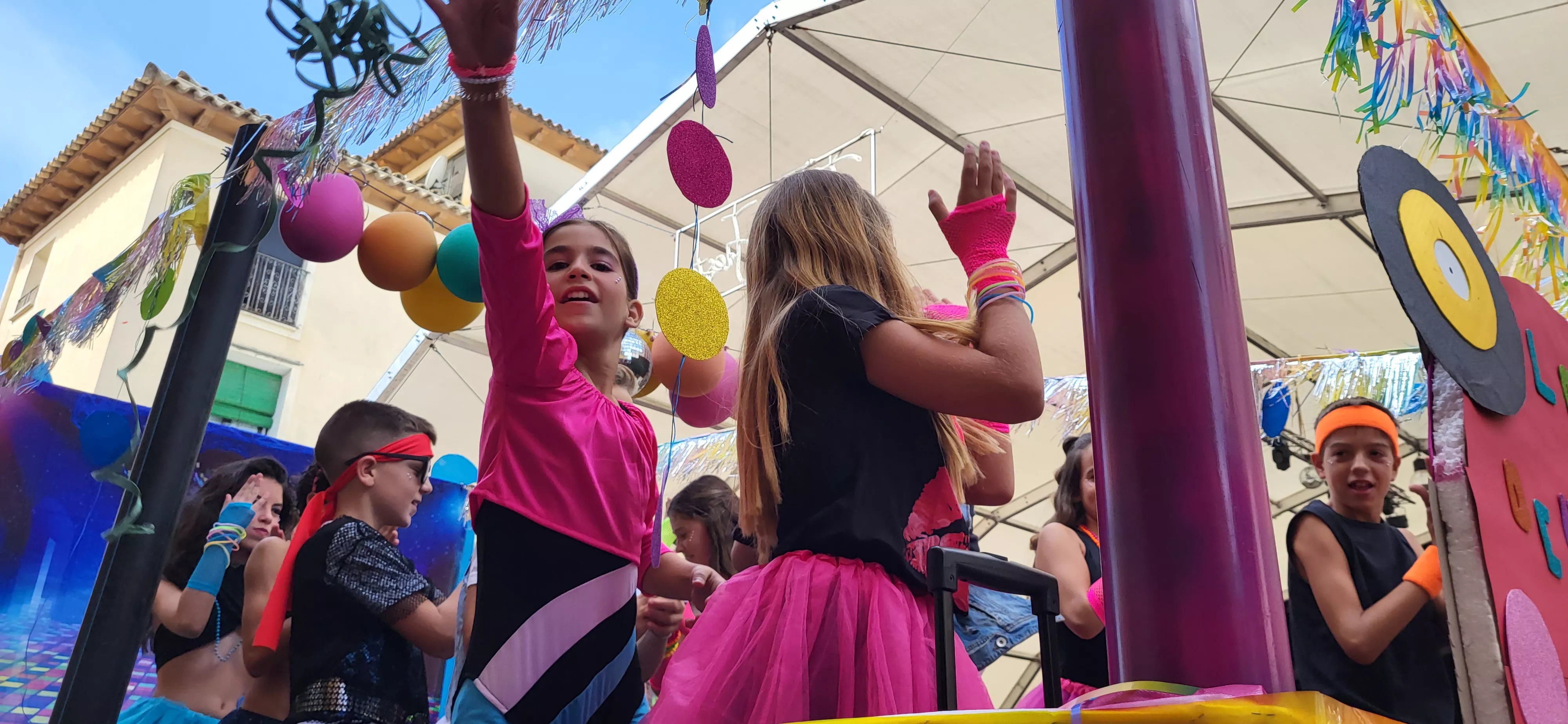 La cabalgata de carrozas en el inicio de las fiestas de Almudévar. Foto Mercedes Manterola