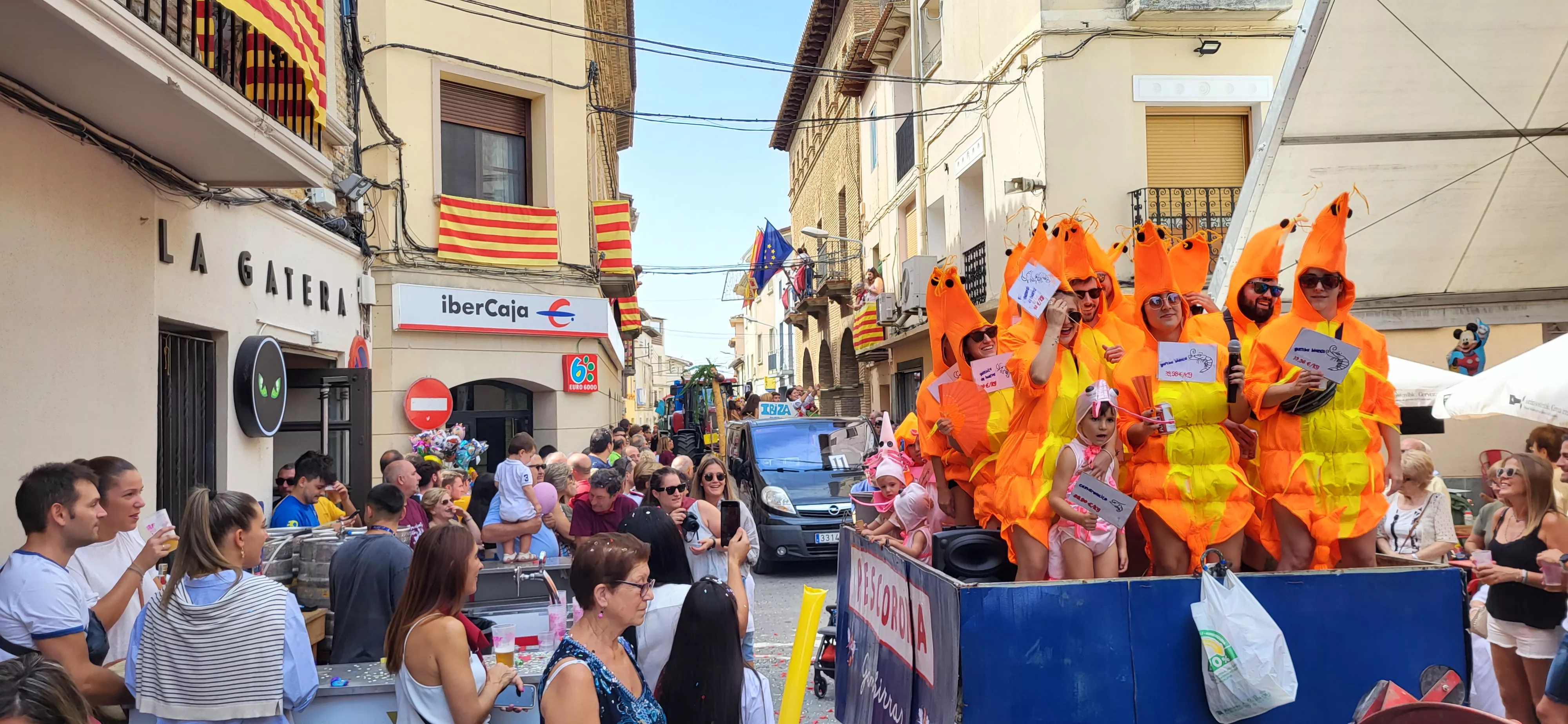 La cabalgata de carrozas en el inicio de las fiestas de Almudévar. Foto Mercedes Manterola
