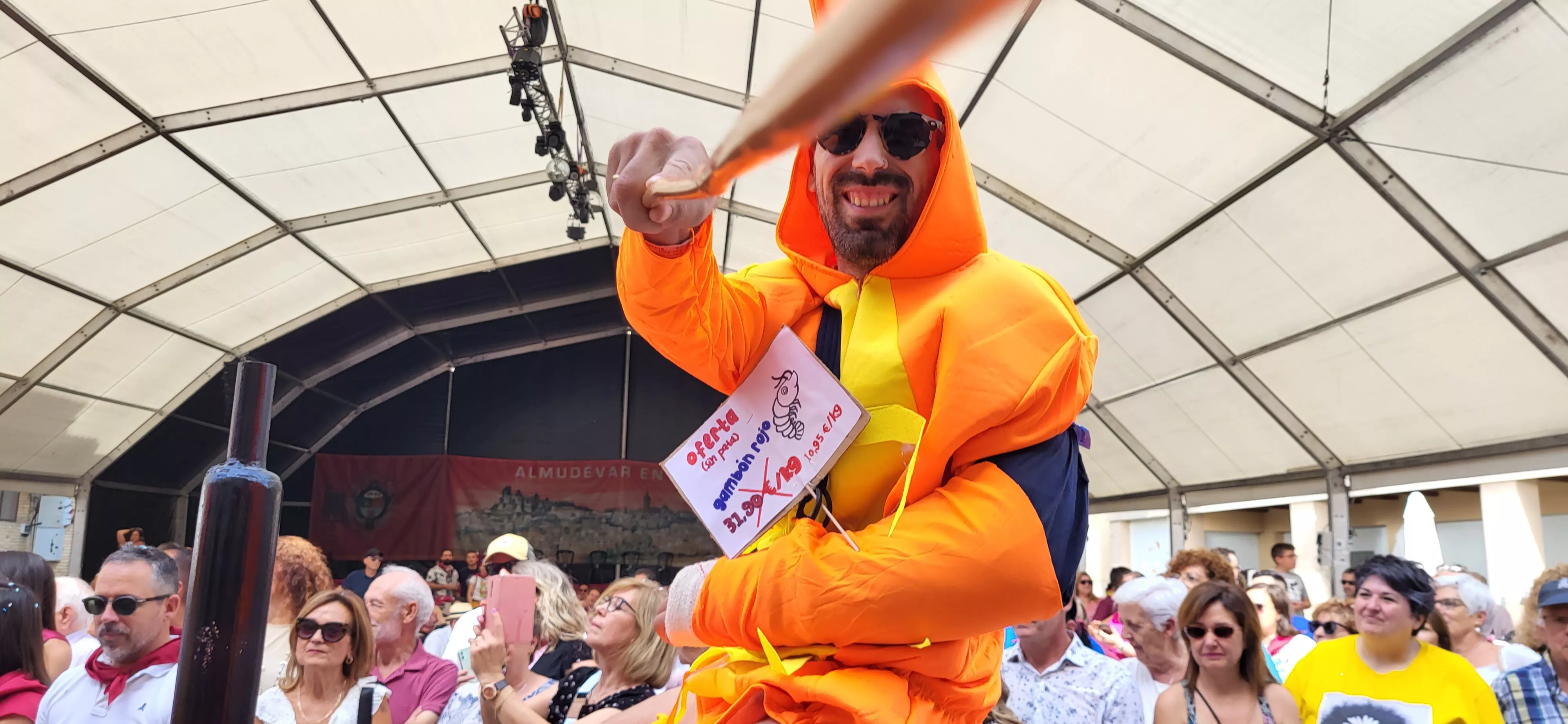La cabalgata de carrozas en el inicio de las fiestas de Almudévar. Foto Mercedes Manterola