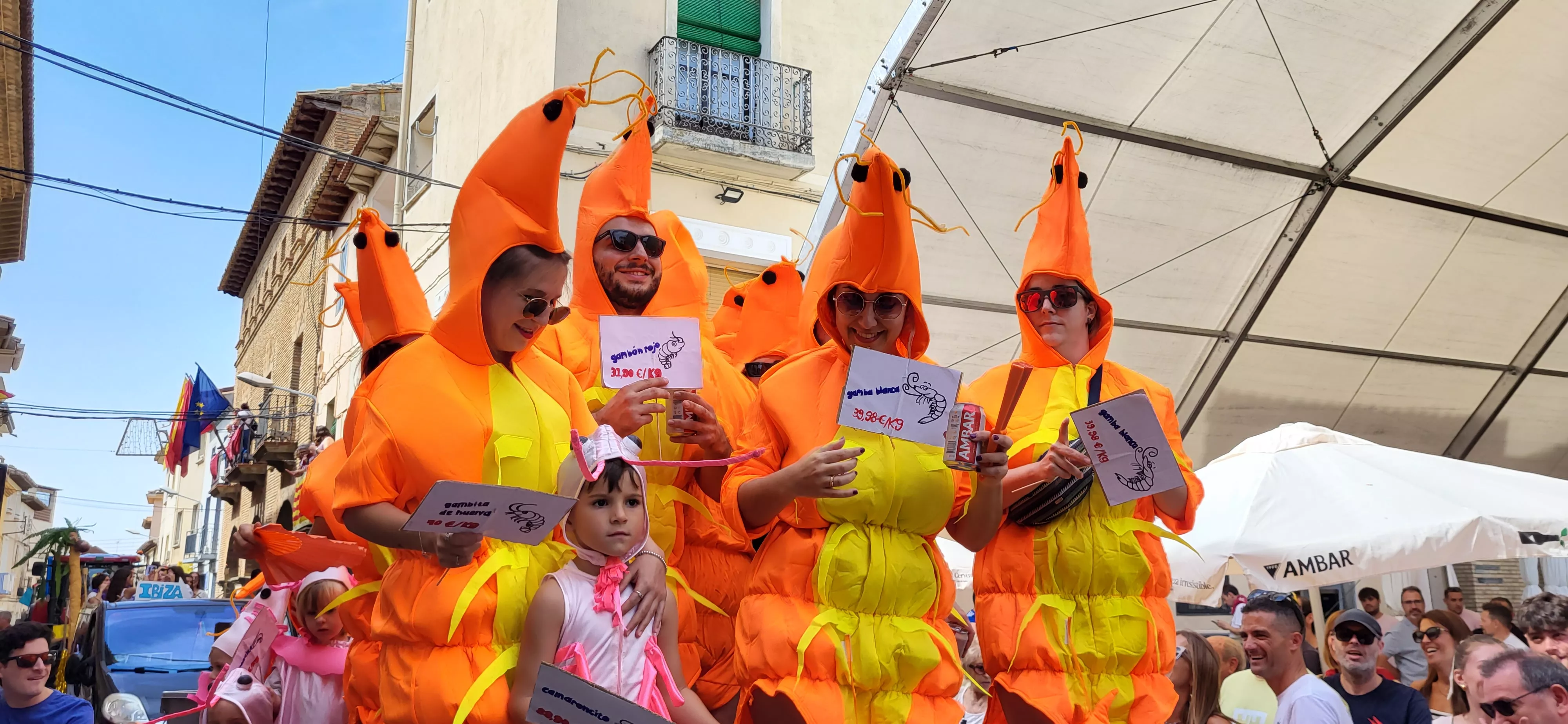 La cabalgata de carrozas en el inicio de las fiestas de Almudévar. Foto Mercedes Manterola