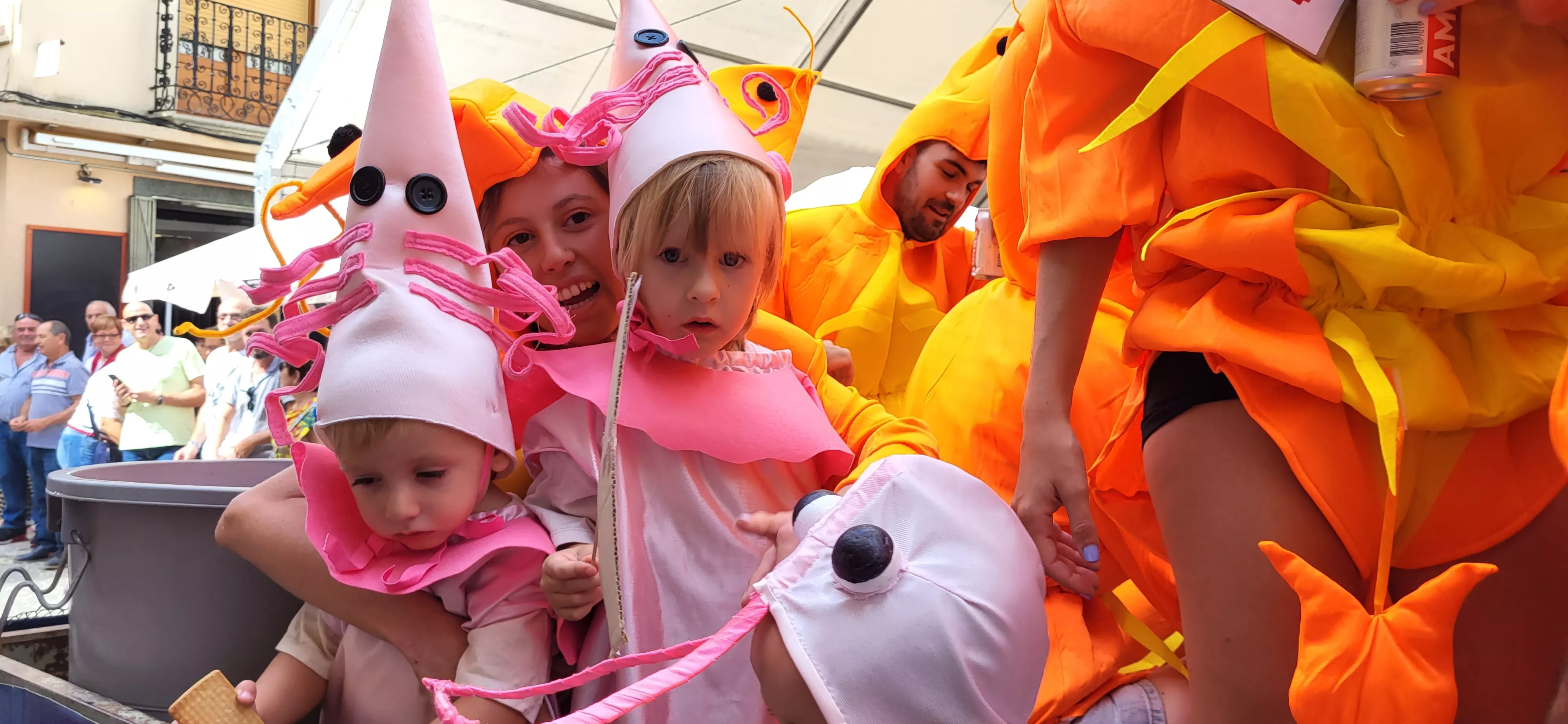 La cabalgata de carrozas en el inicio de las fiestas de Almudévar. Foto Mercedes Manterola