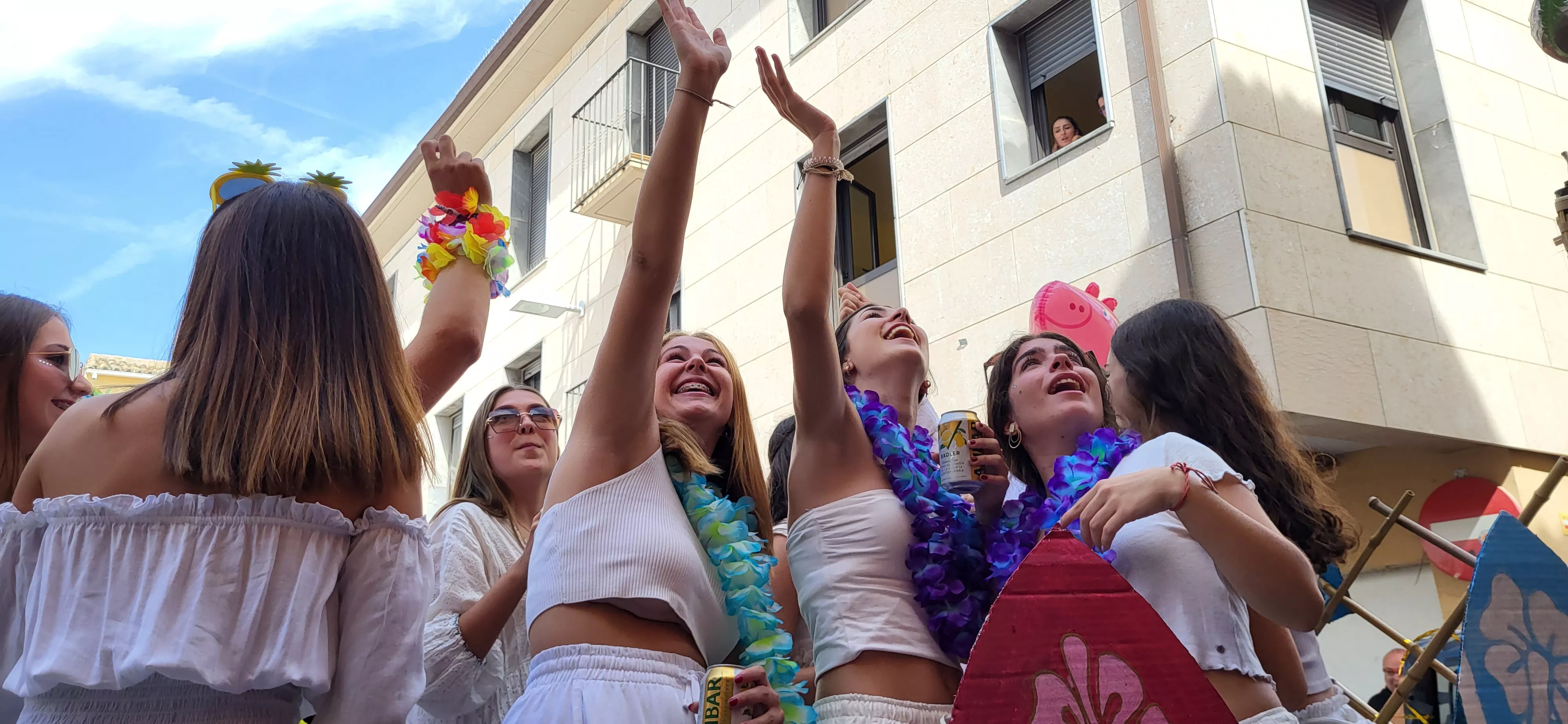 La cabalgata de carrozas en el inicio de las fiestas de Almudévar. Foto Mercedes Manterola