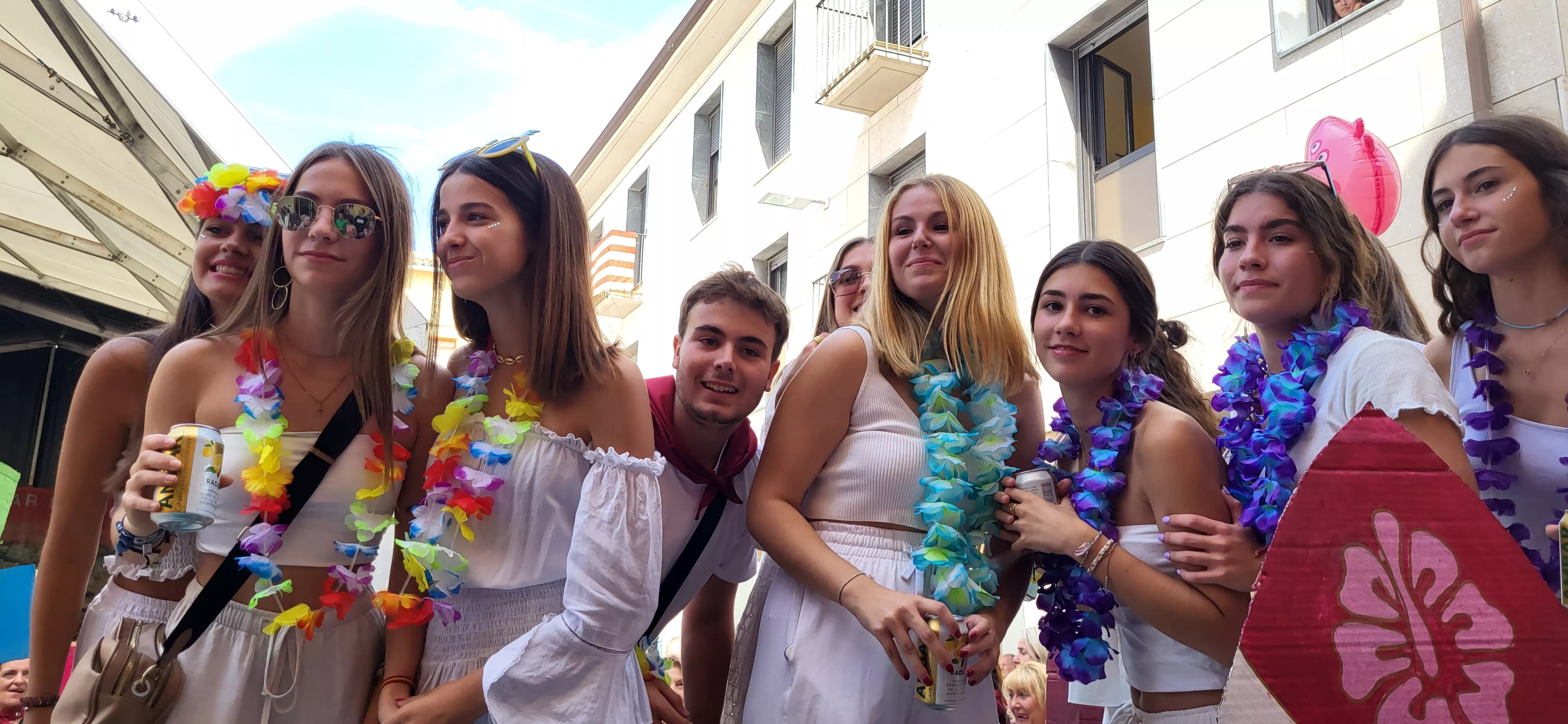 La cabalgata de carrozas en el inicio de las fiestas de Almudévar. Foto Mercedes Manterola