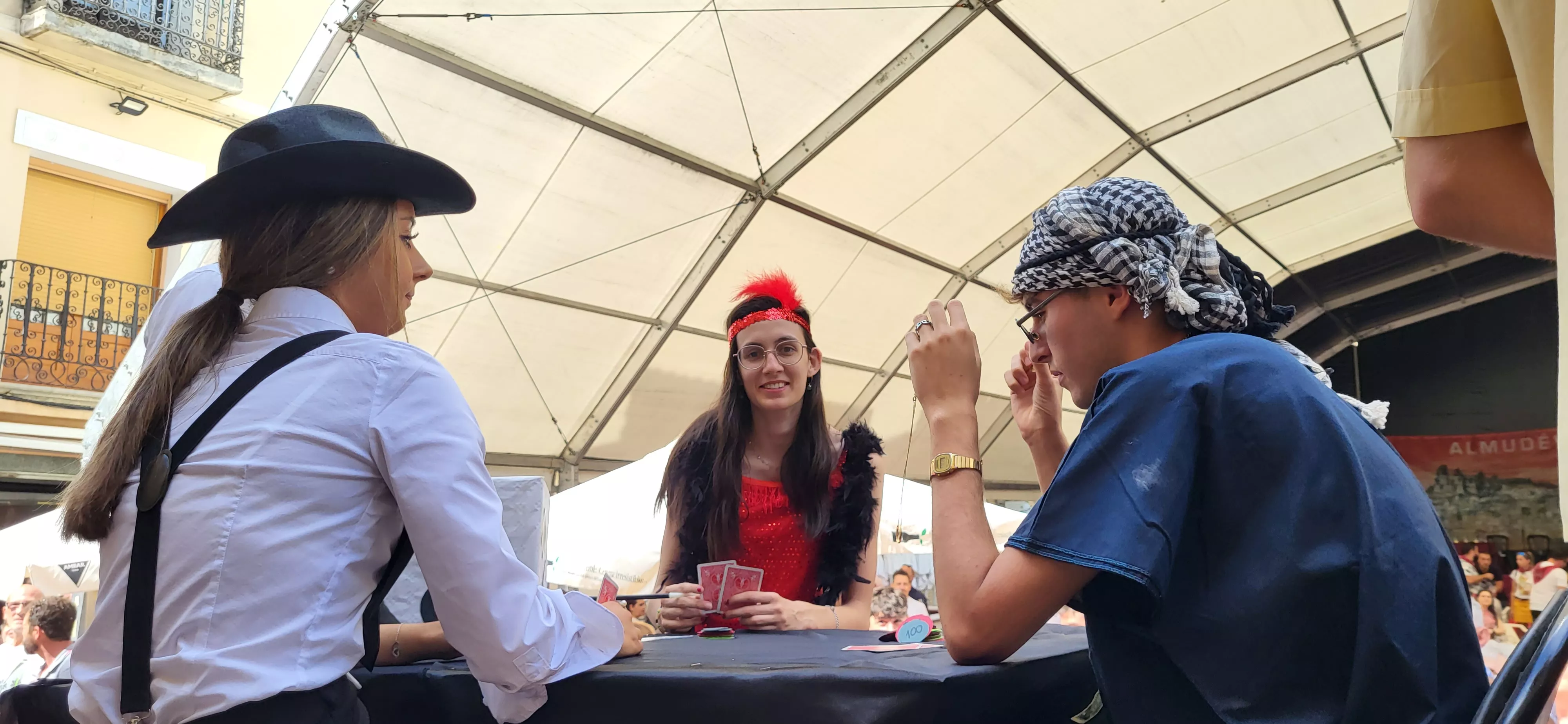 La cabalgata de carrozas en el inicio de las fiestas de Almudévar. Foto Mercedes Manterola