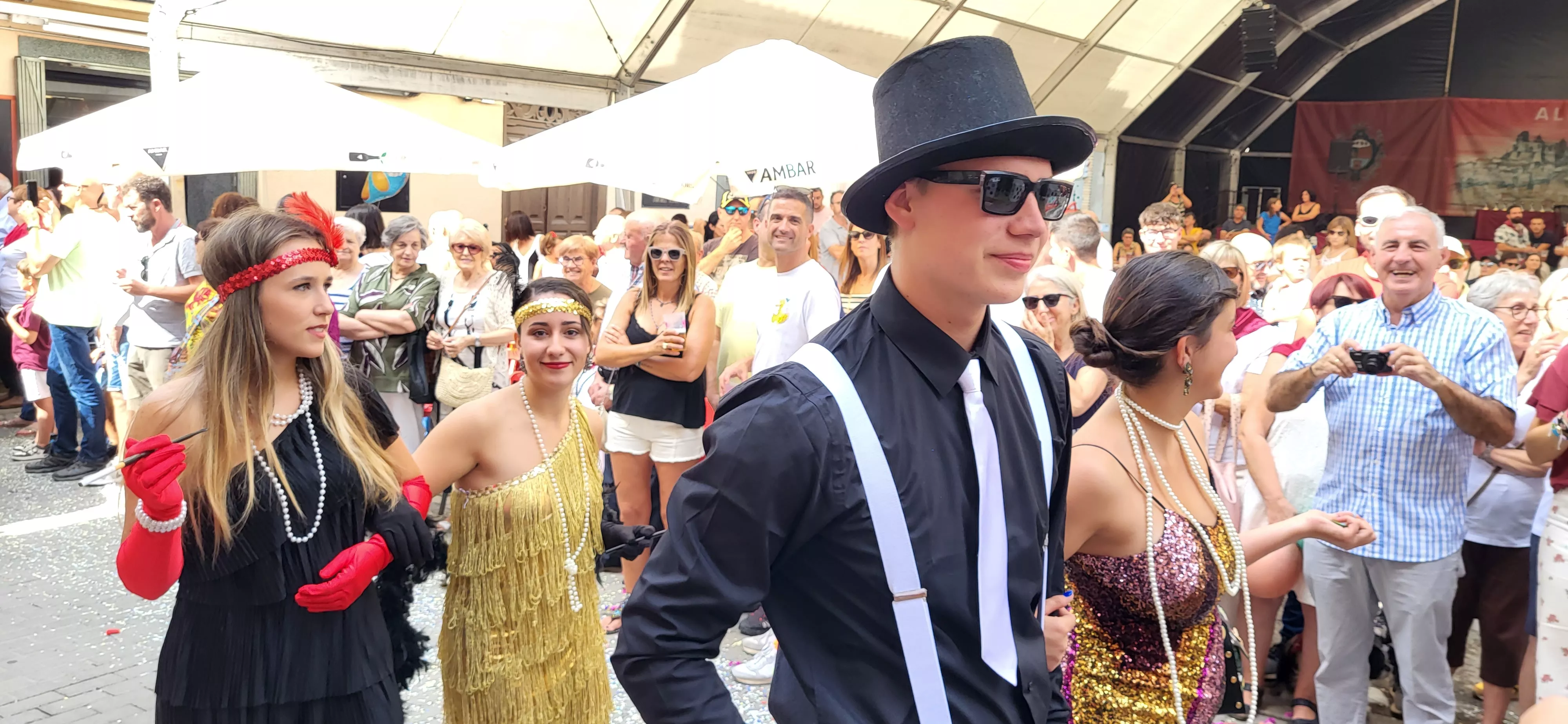 La cabalgata de carrozas en el inicio de las fiestas de Almudévar. Foto Mercedes Manterola