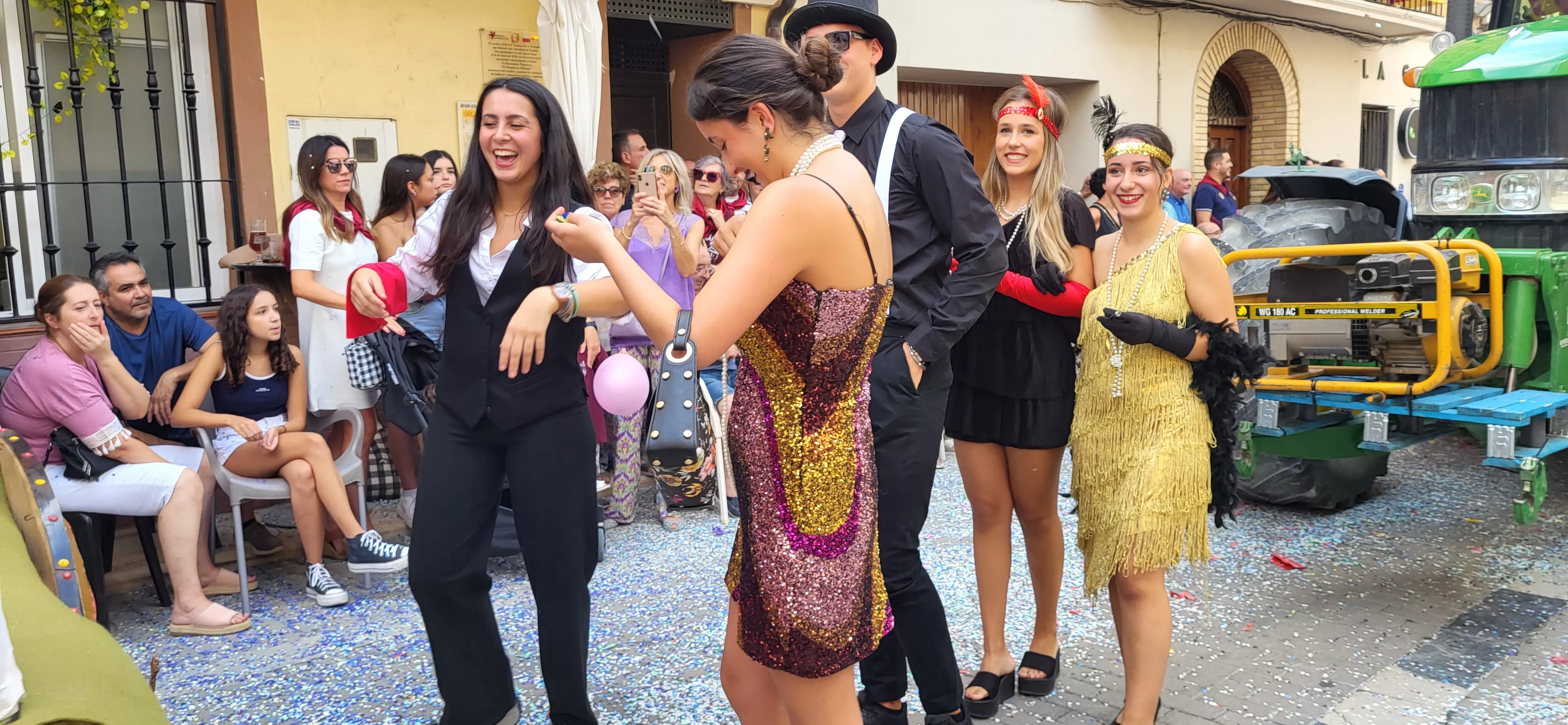 La cabalgata de carrozas en el inicio de las fiestas de Almudévar. Foto Mercedes Manterola