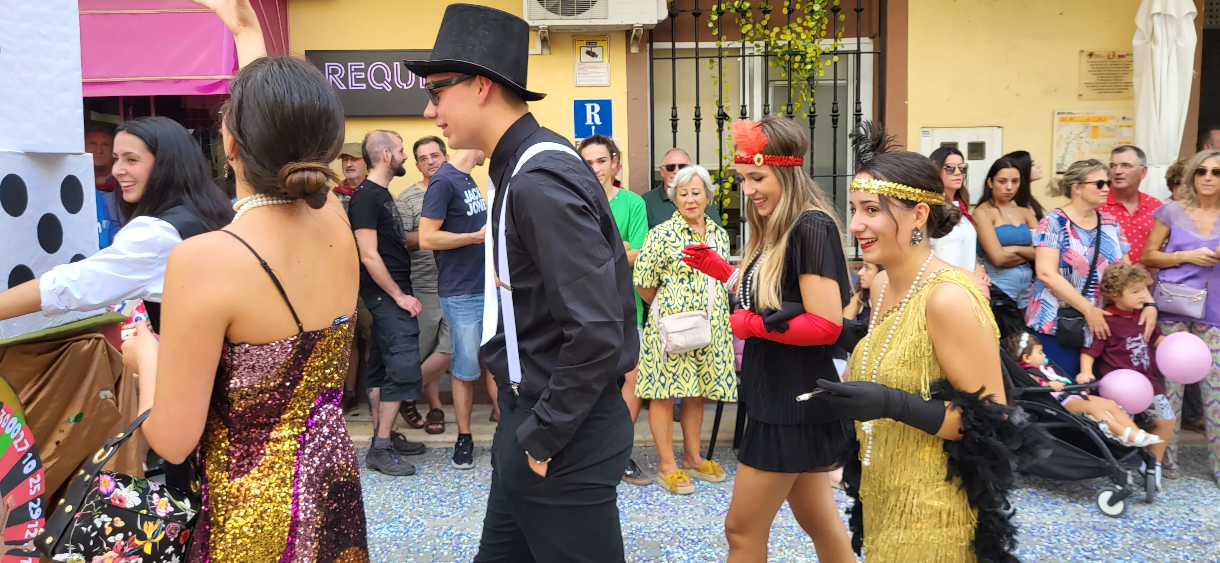 La cabalgata de carrozas en el inicio de las fiestas de Almudévar. Foto Mercedes Manterola