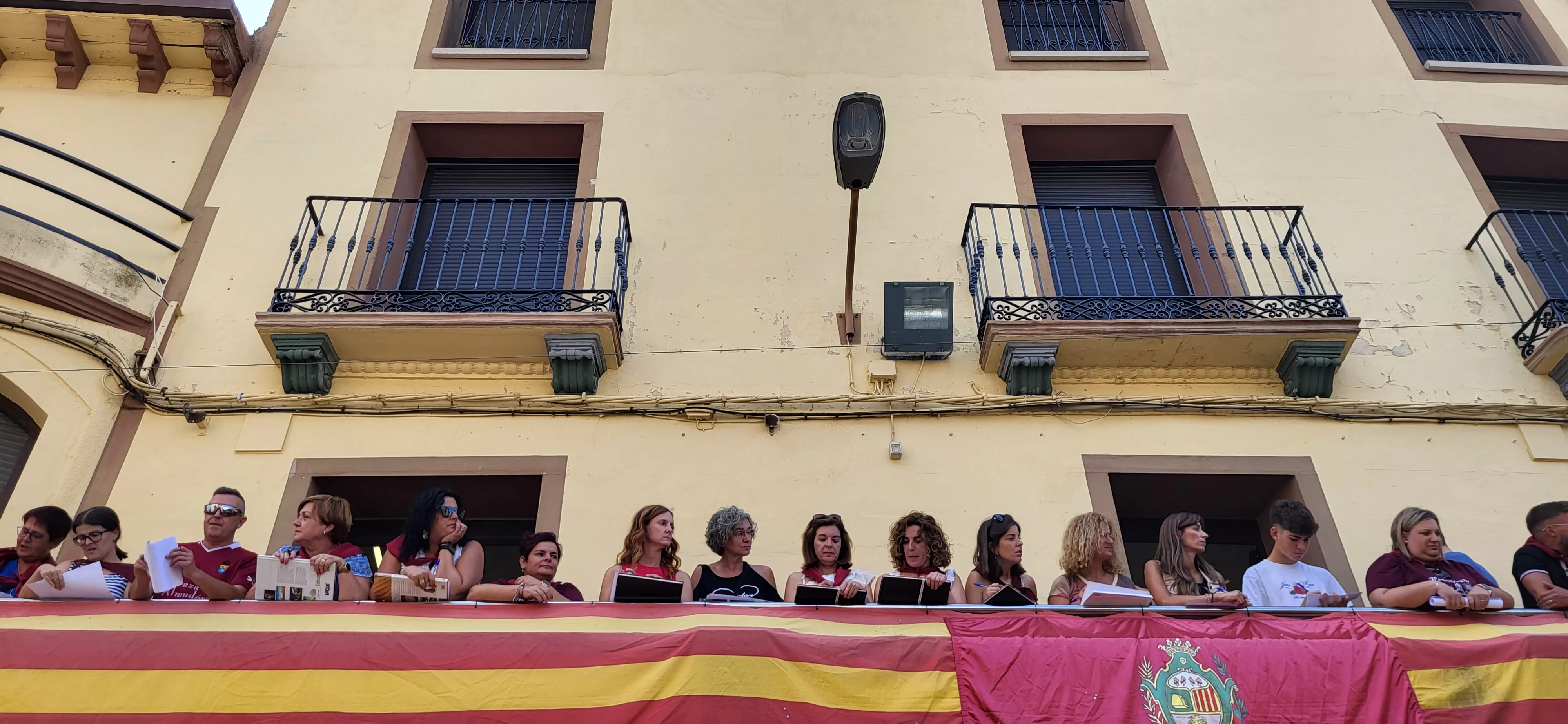 La cabalgata de carrozas en el inicio de las fiestas de Almudévar. Foto Mercedes Manterola
