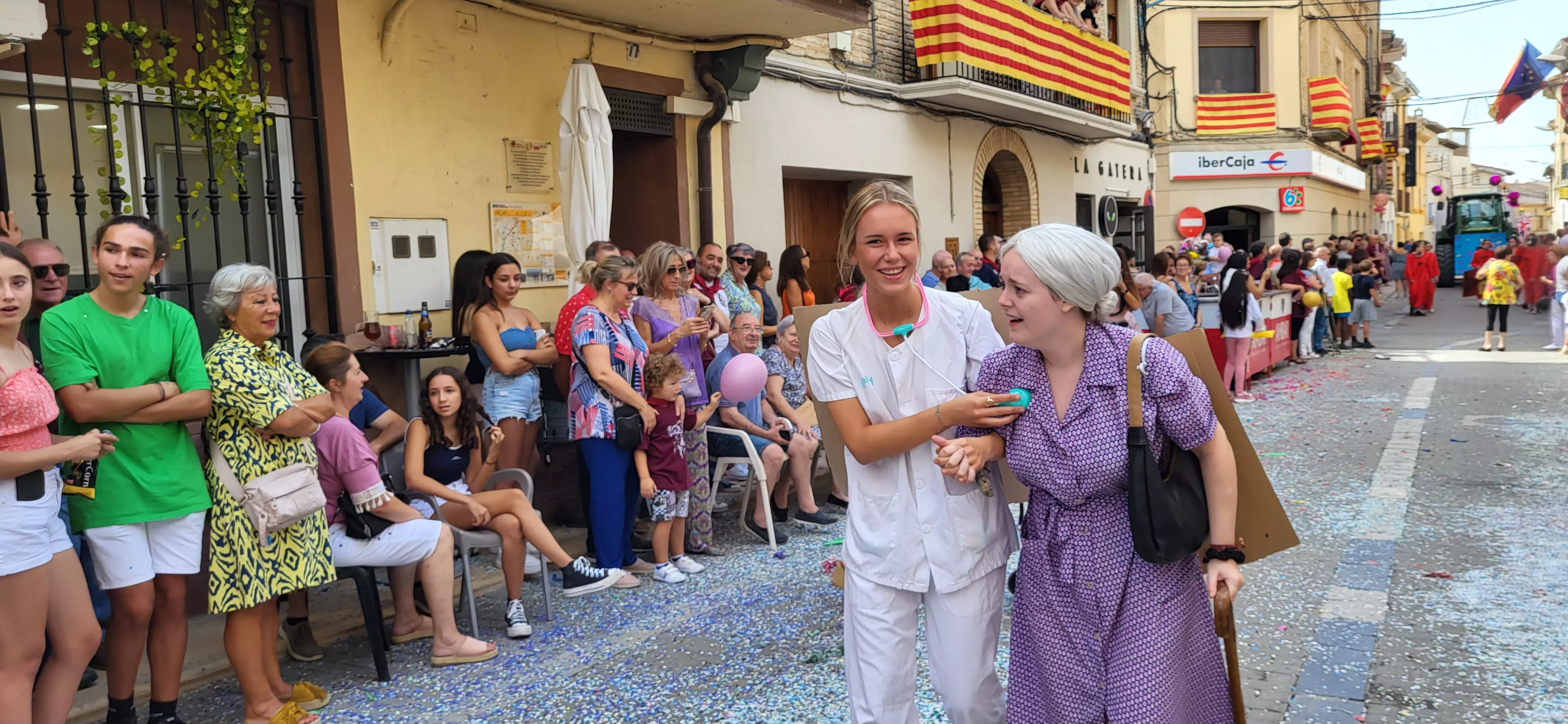 La cabalgata de carrozas en el inicio de las fiestas de Almudévar. Foto Mercedes Manterola