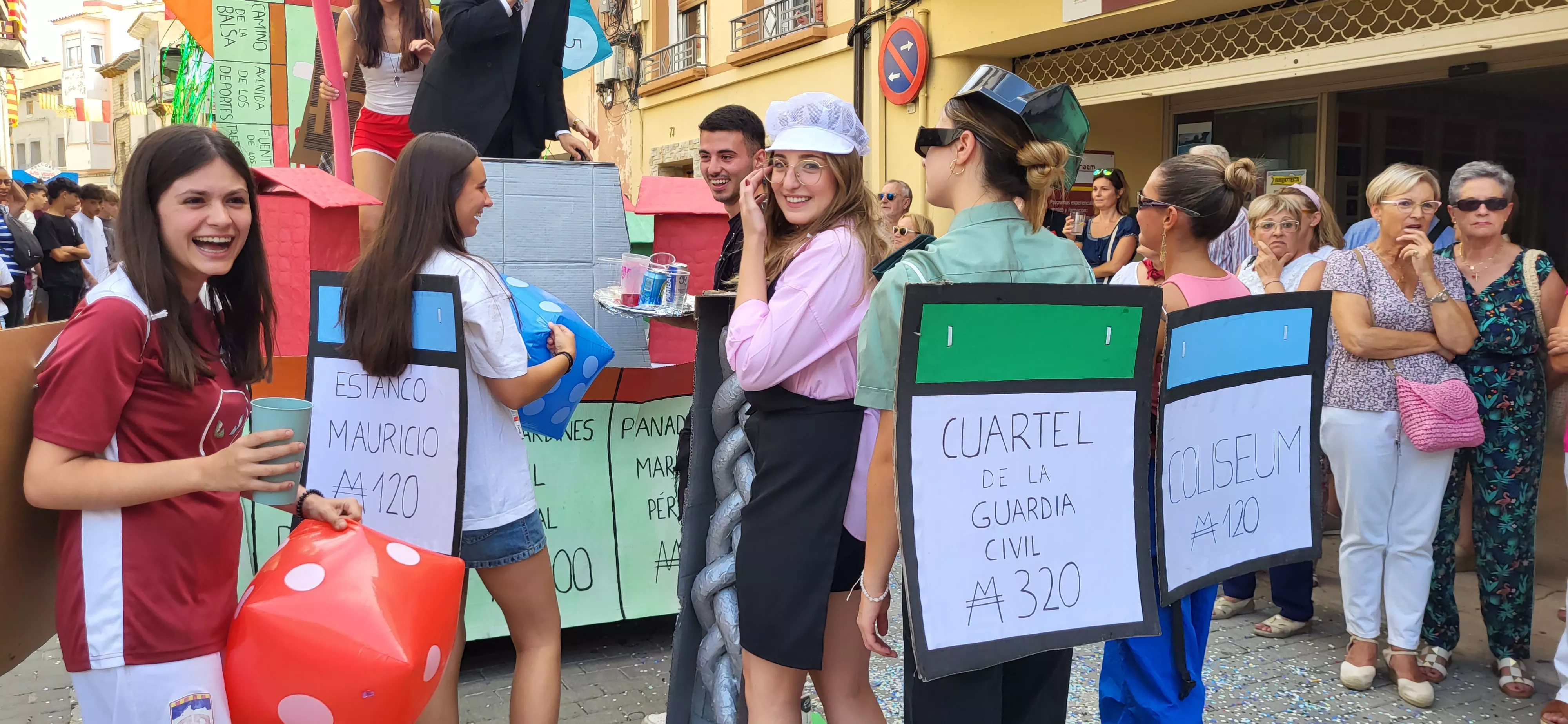 La cabalgata de carrozas en el inicio de las fiestas de Almudévar. Foto Mercedes Manterola