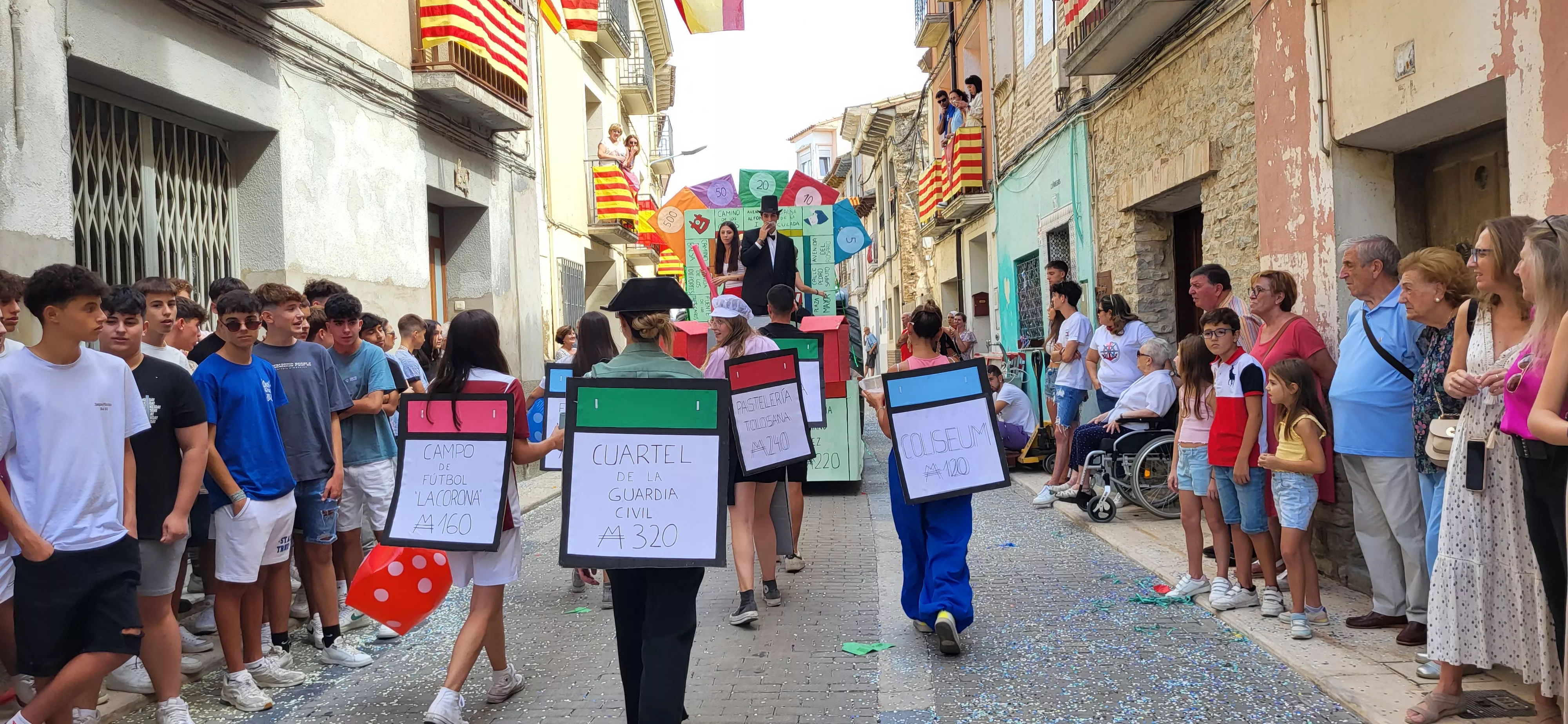 La cabalgata de carrozas en el inicio de las fiestas de Almudévar. Foto Mercedes Manterola