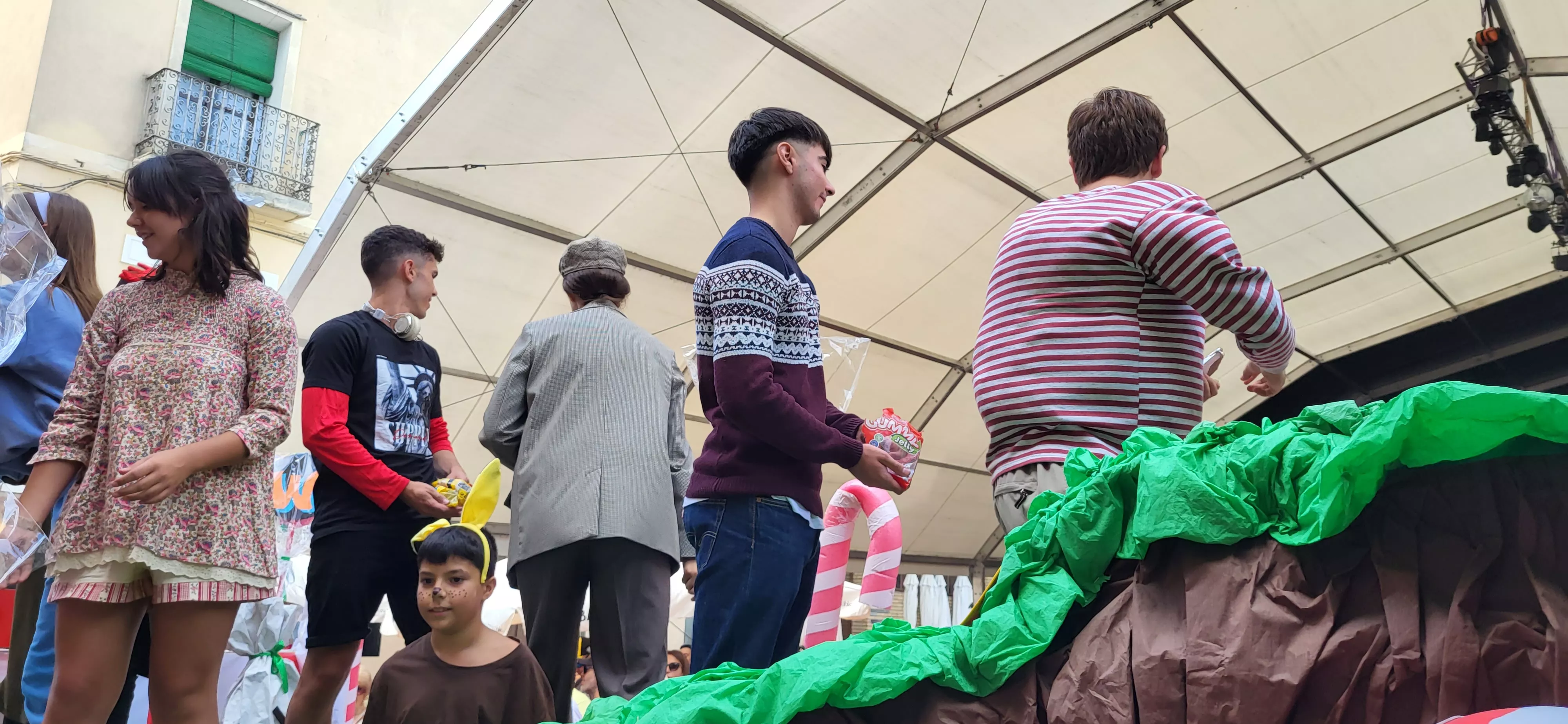 La cabalgata de carrozas en el inicio de las fiestas de Almudévar. Foto Mercedes Manterola