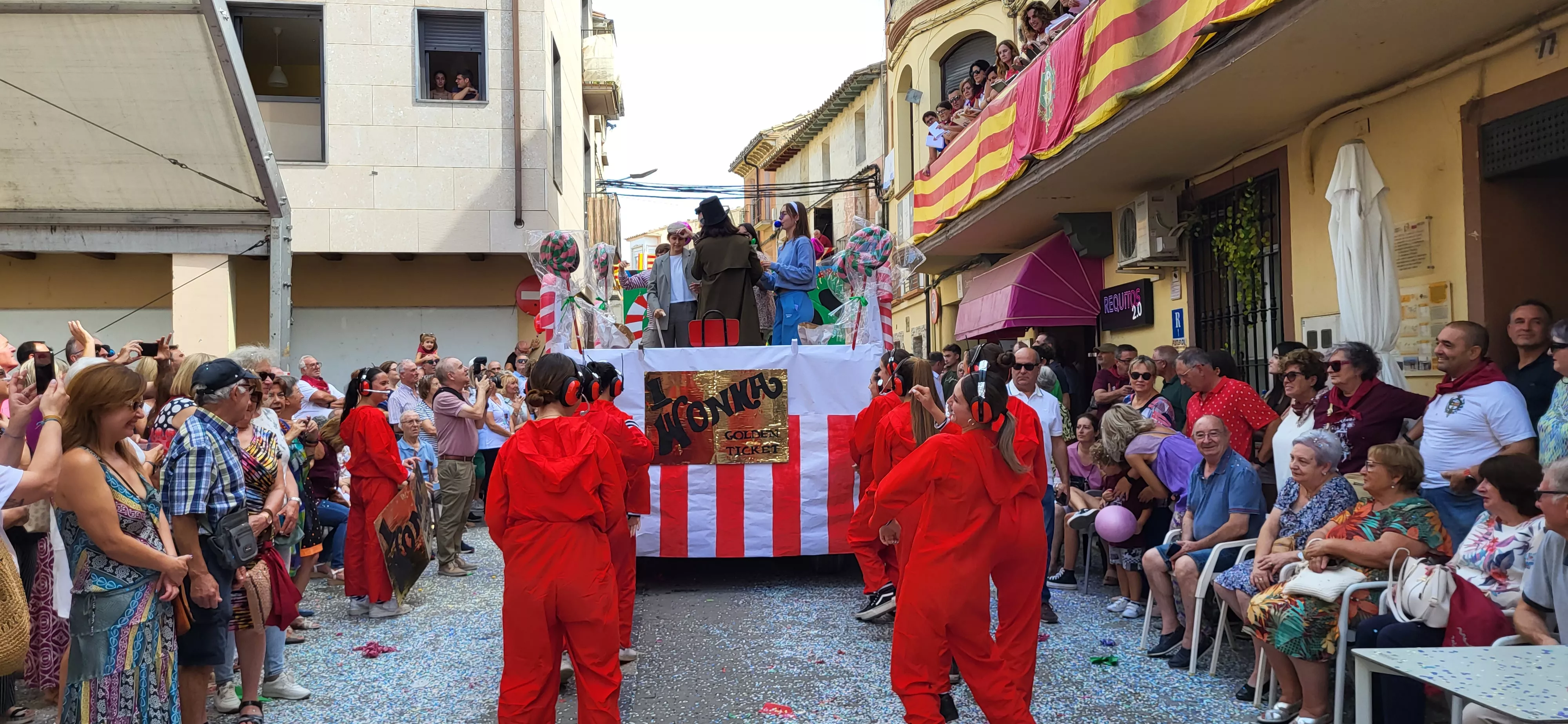 La cabalgata de carrozas en el inicio de las fiestas de Almudévar. Foto Mercedes Manterola