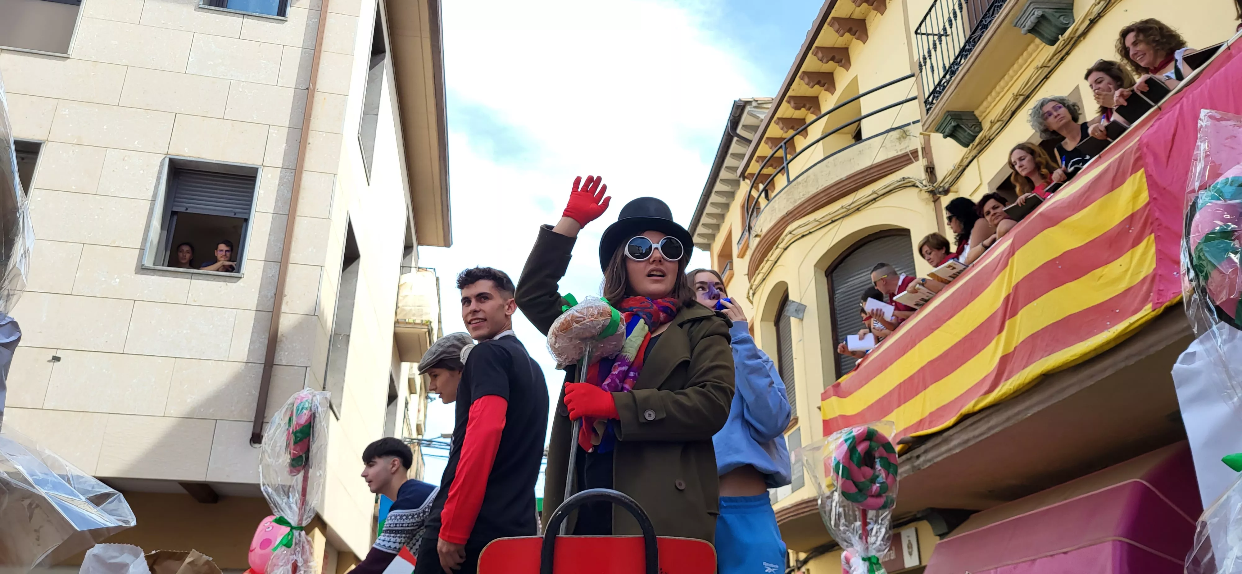 La cabalgata de carrozas en el inicio de las fiestas de Almudévar. Foto Mercedes Manterola