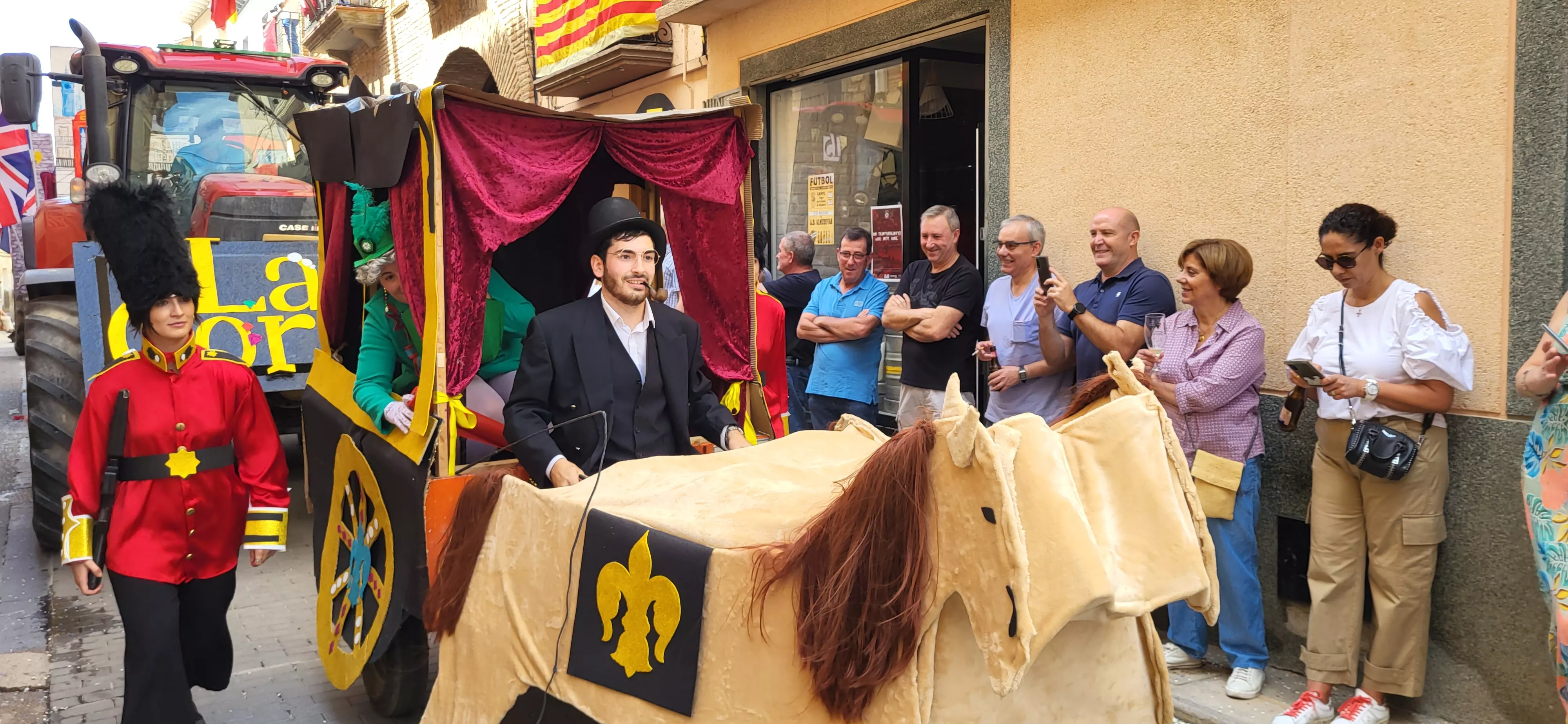 La cabalgata de carrozas en el inicio de las fiestas de Almudévar. Foto Mercedes Manterola