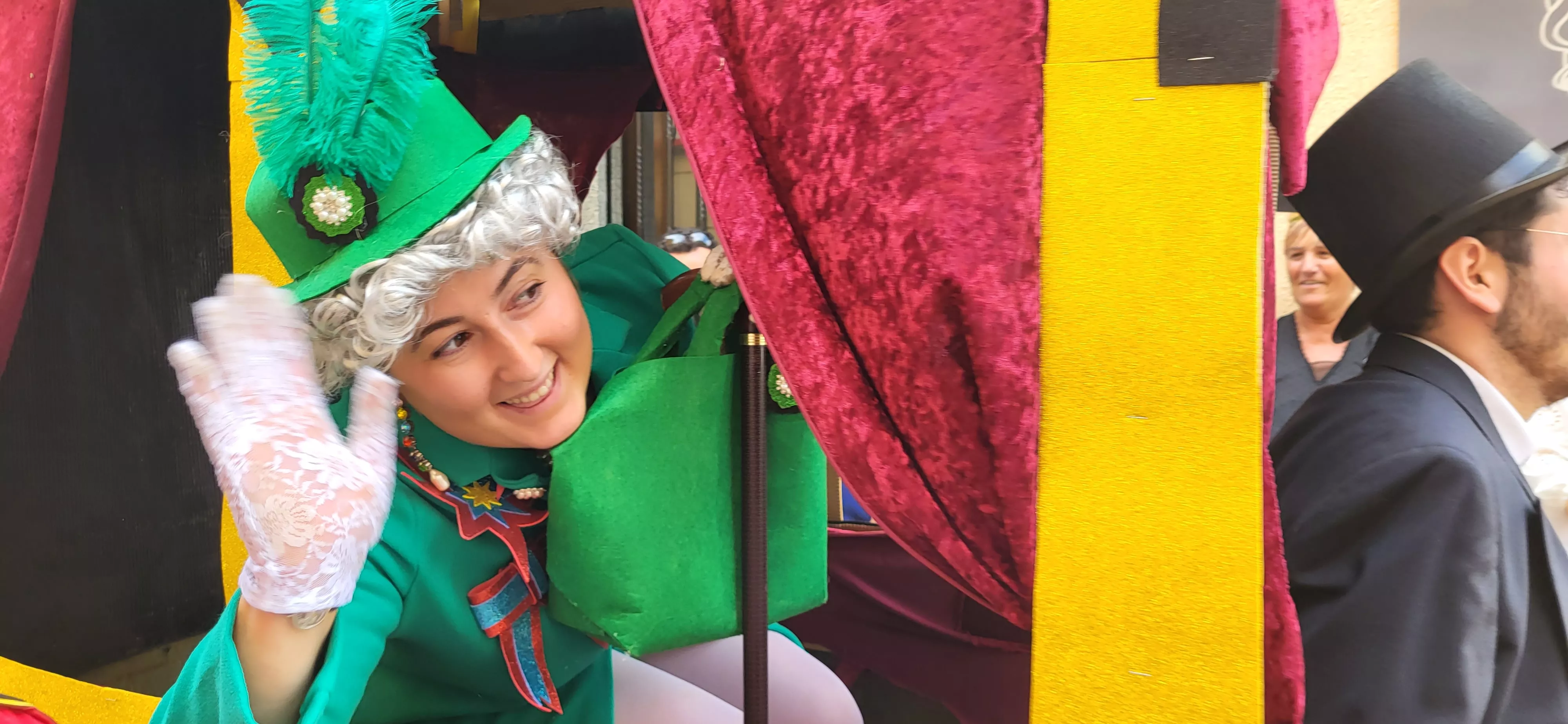 La cabalgata de carrozas en el inicio de las fiestas de Almudévar. Foto Mercedes Manterola