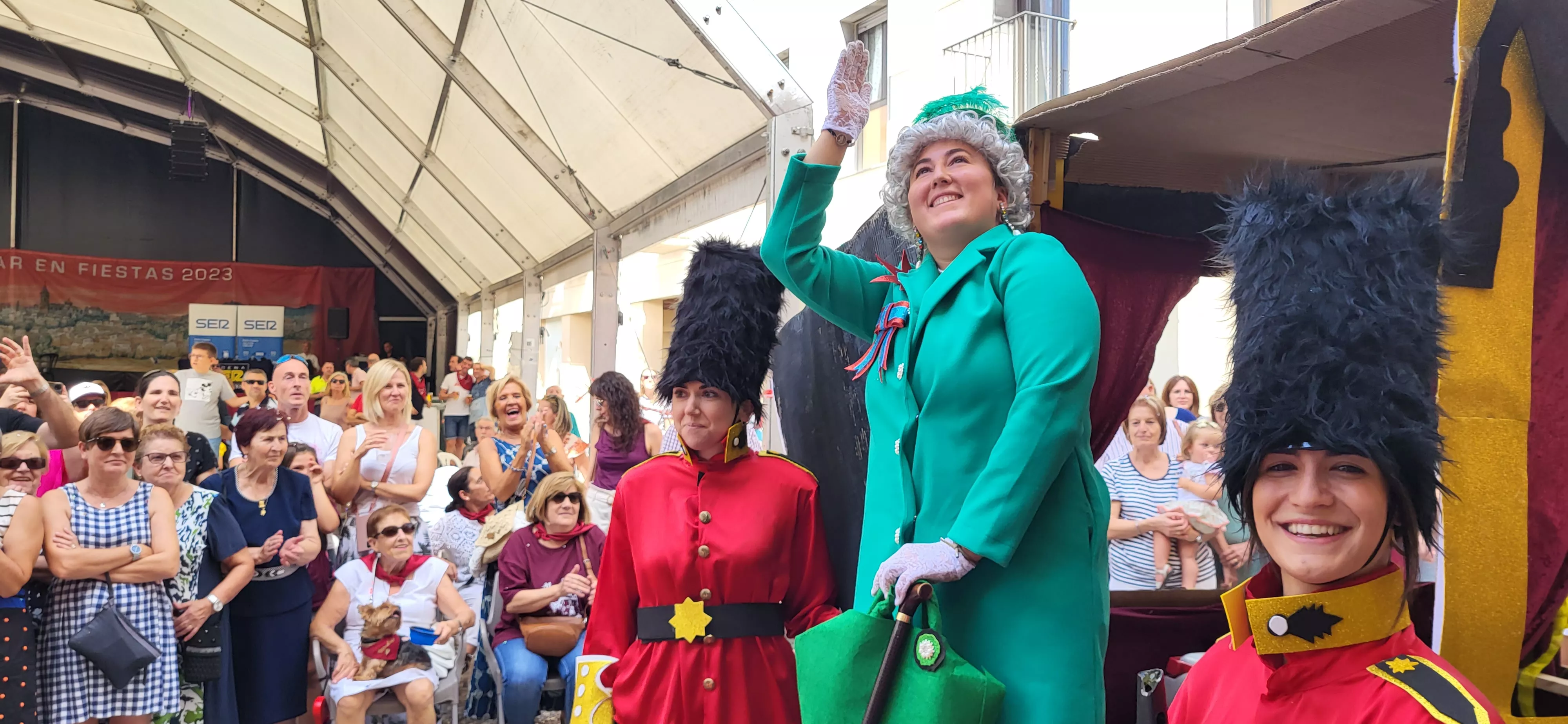 La cabalgata de carrozas en el inicio de las fiestas de Almudévar. Foto Mercedes Manterola