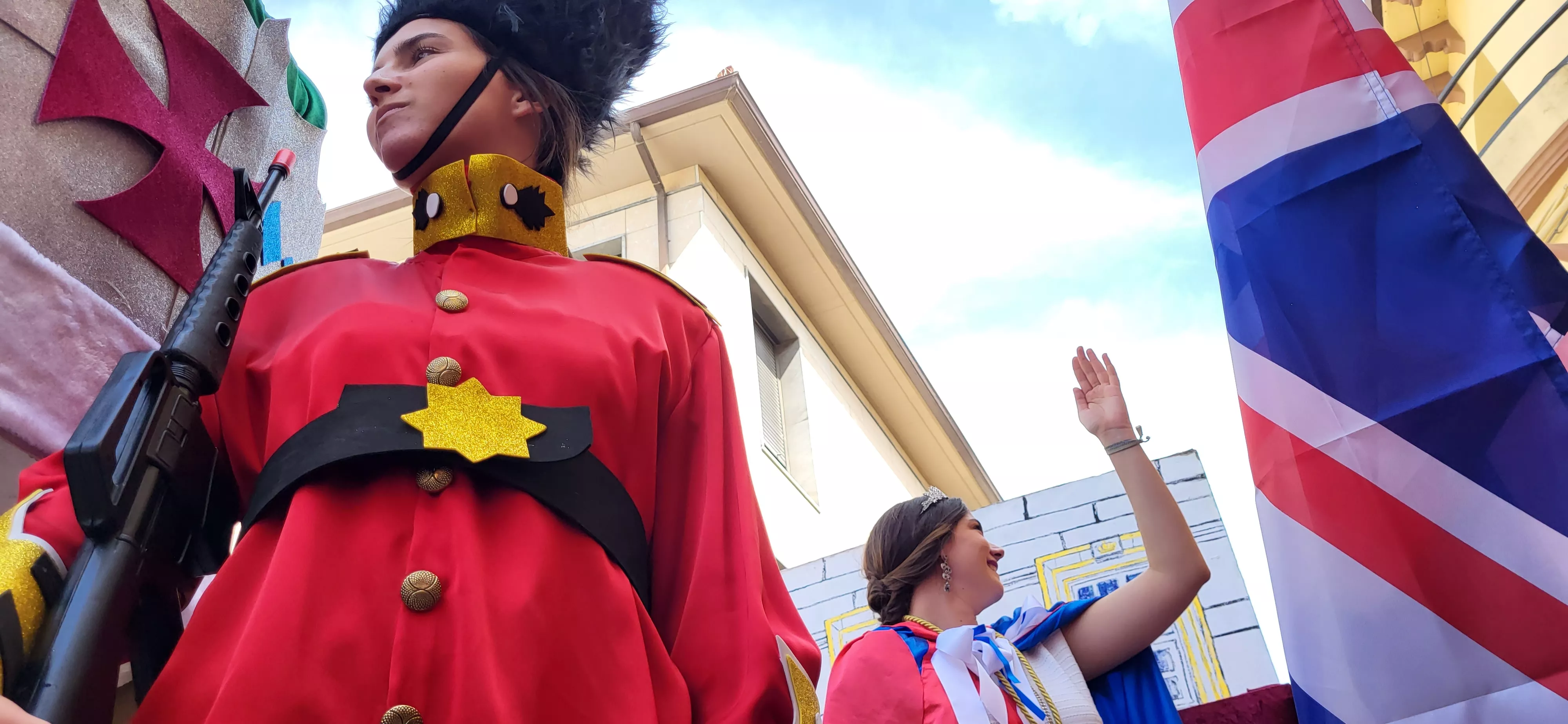 La cabalgata de carrozas en el inicio de las fiestas de Almudévar. Foto Mercedes Manterola
