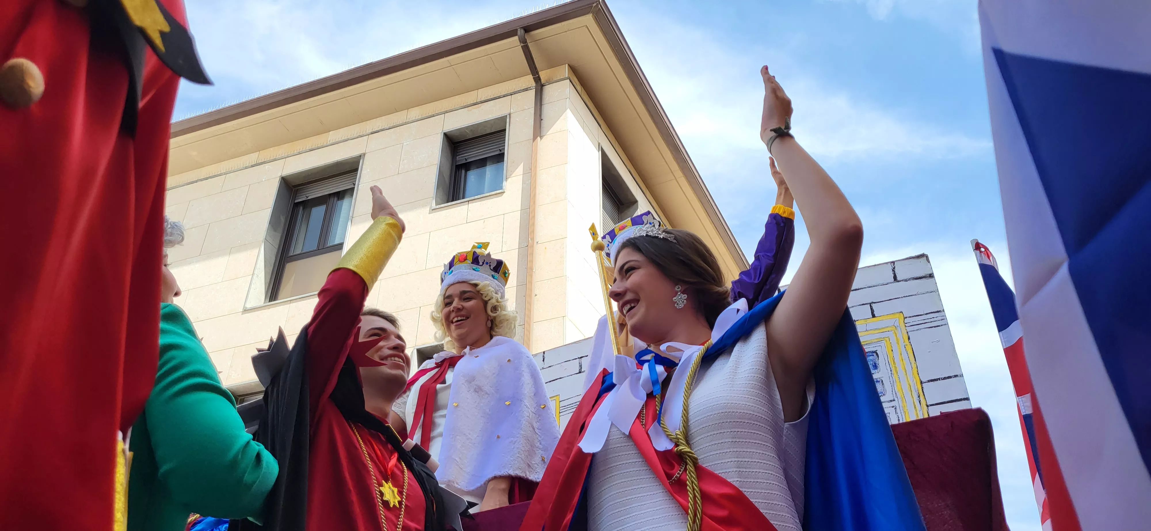 La cabalgata de carrozas en el inicio de las fiestas de Almudévar. Foto Mercedes Manterola