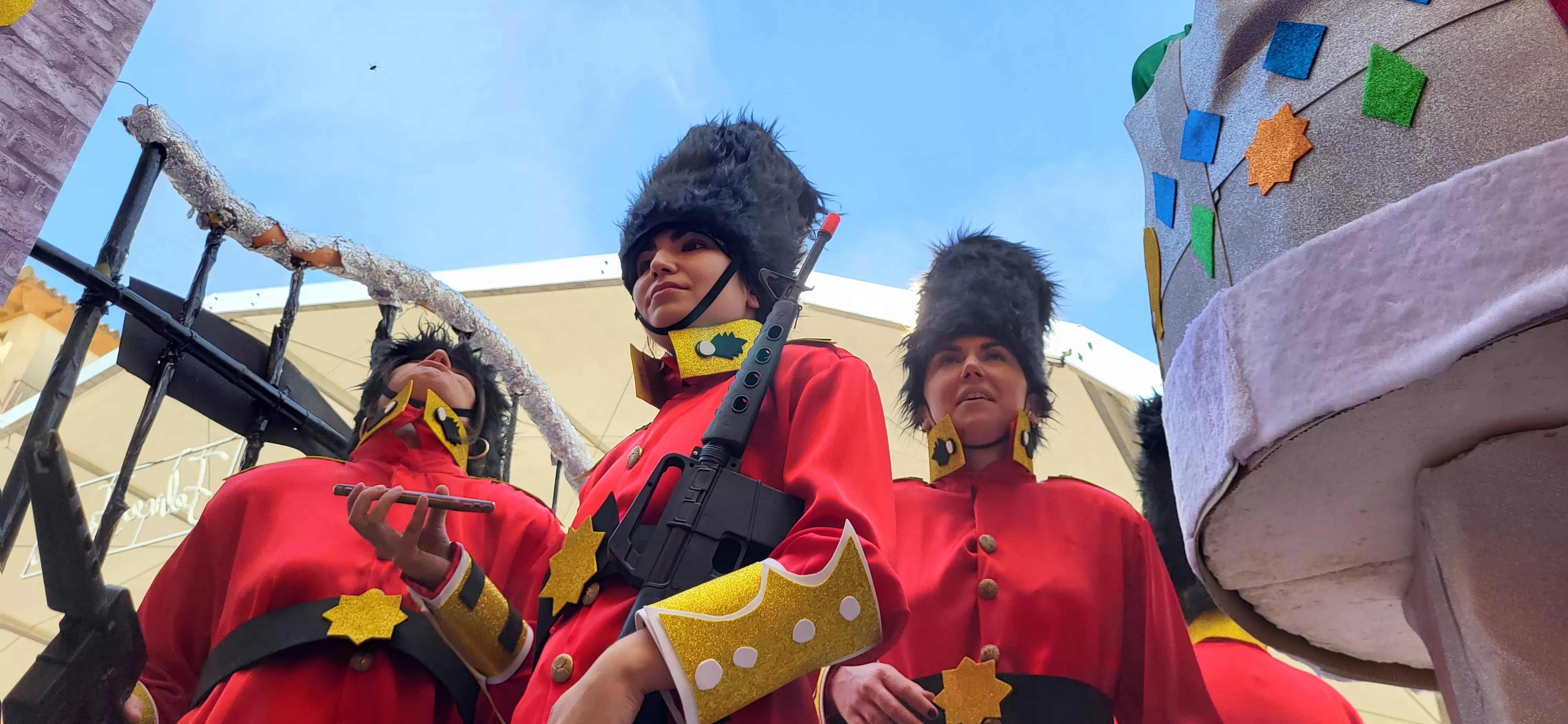 La cabalgata de carrozas en el inicio de las fiestas de Almudévar. Foto Mercedes Manterola