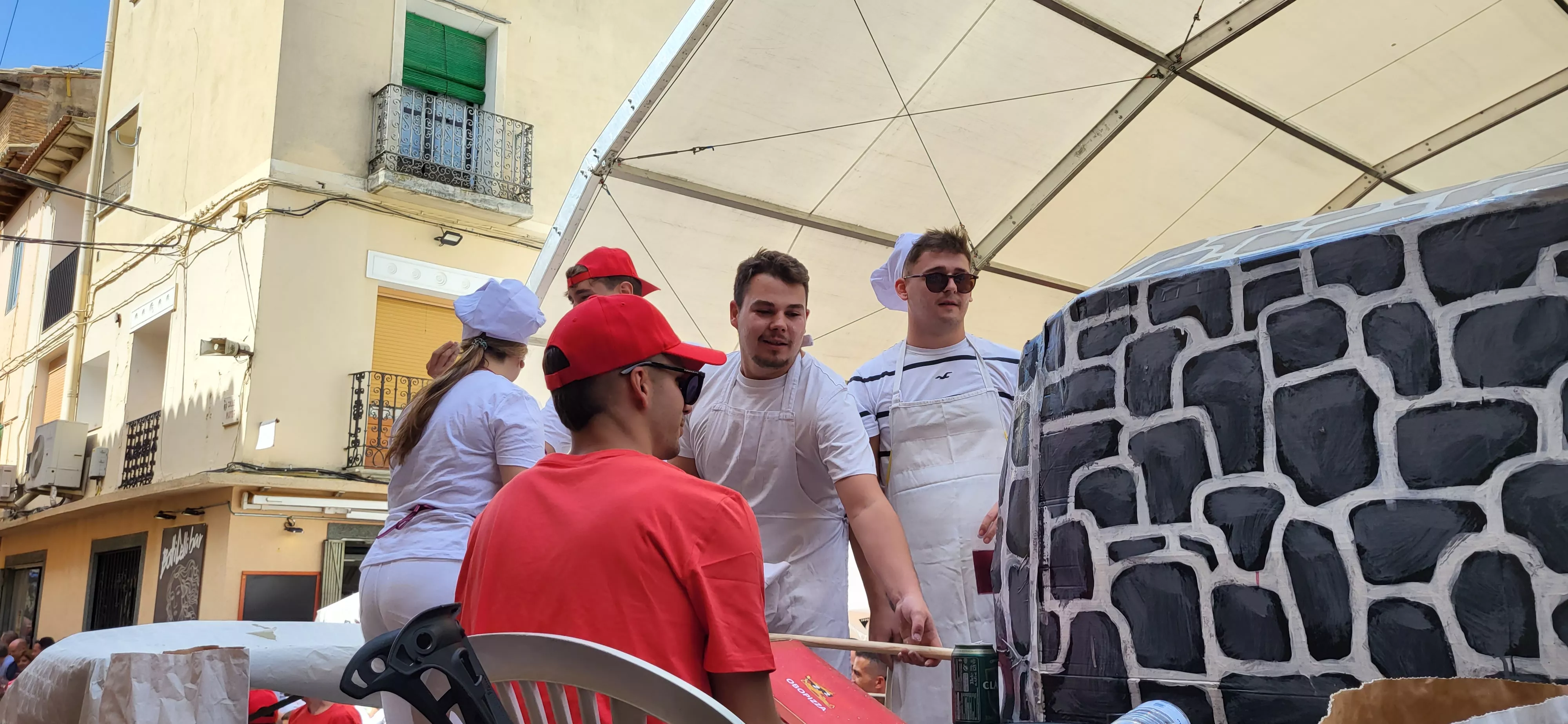 La cabalgata de carrozas en el inicio de las fiestas de Almudévar. Foto Mercedes Manterola