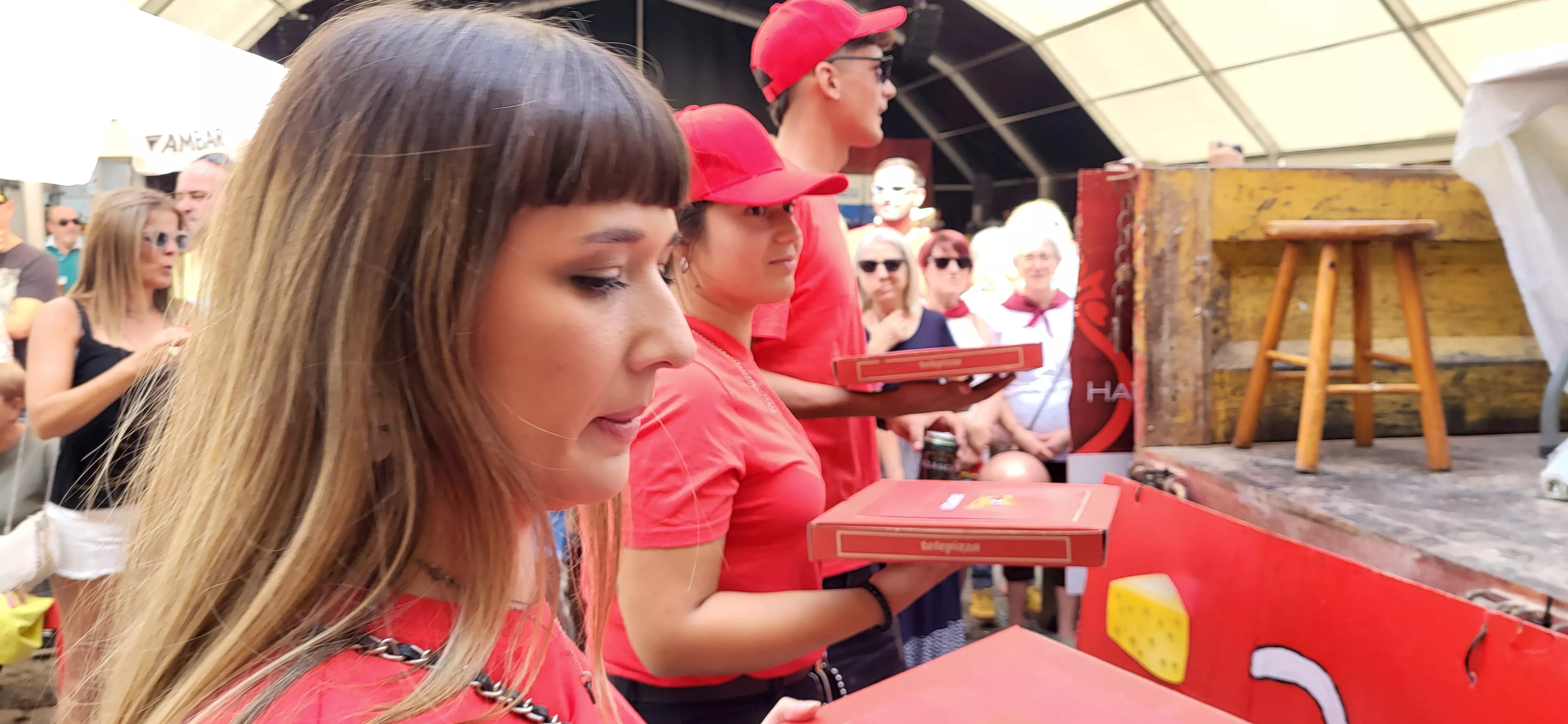 La cabalgata de carrozas en el inicio de las fiestas de Almudévar. Foto Mercedes Manterola