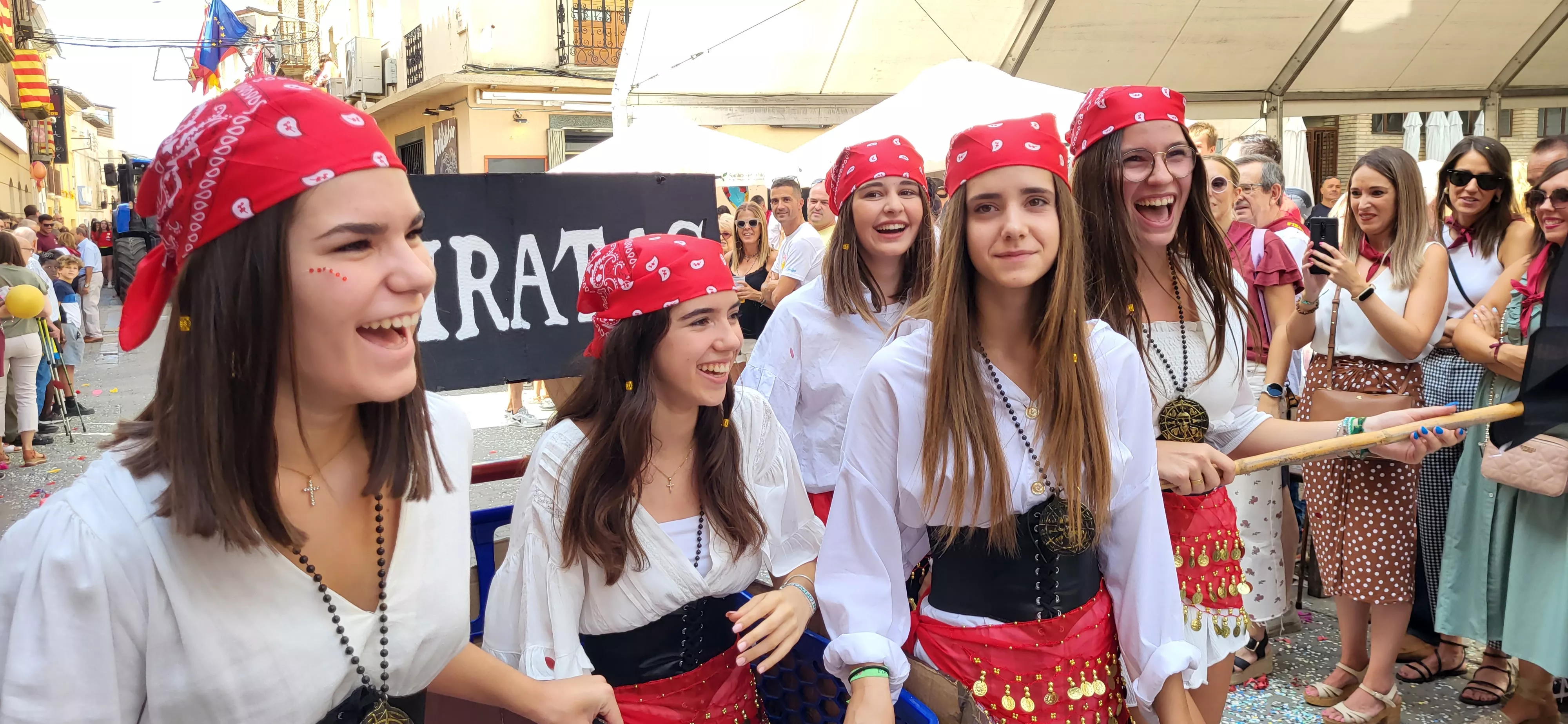 La cabalgata de carrozas en el inicio de las fiestas de Almudévar. Foto Mercedes Manterola