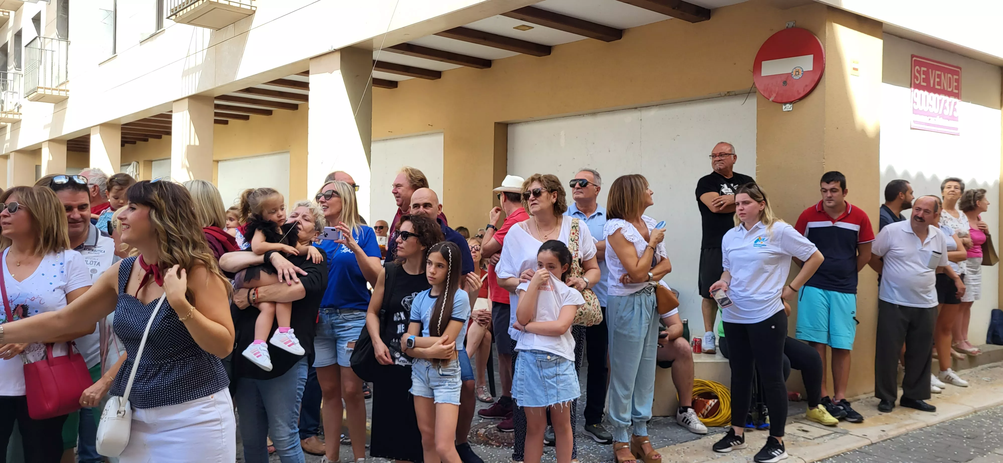 La cabalgata de carrozas en el inicio de las fiestas de Almudévar. Foto Mercedes Manterola