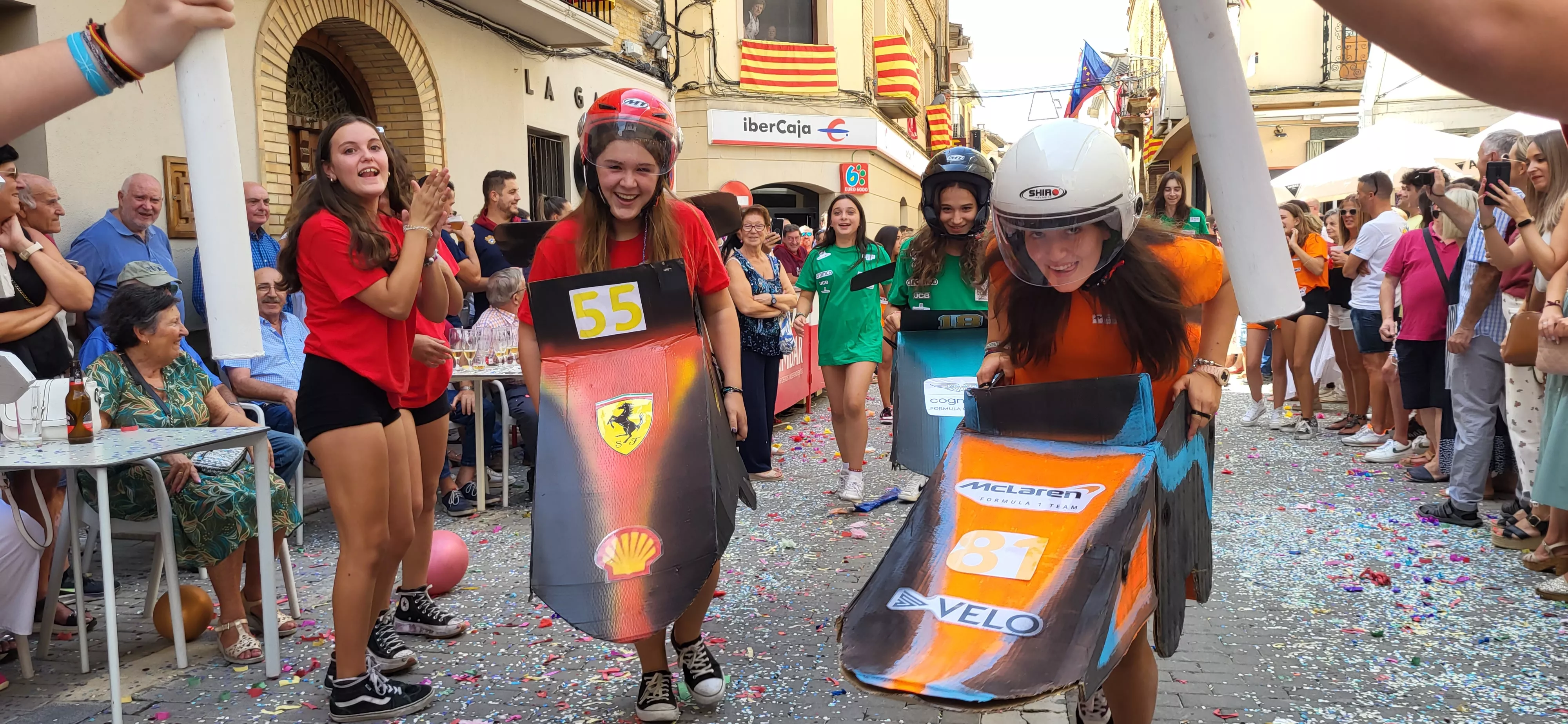La cabalgata de carrozas en el inicio de las fiestas de Almudévar. Foto Mercedes Manterola