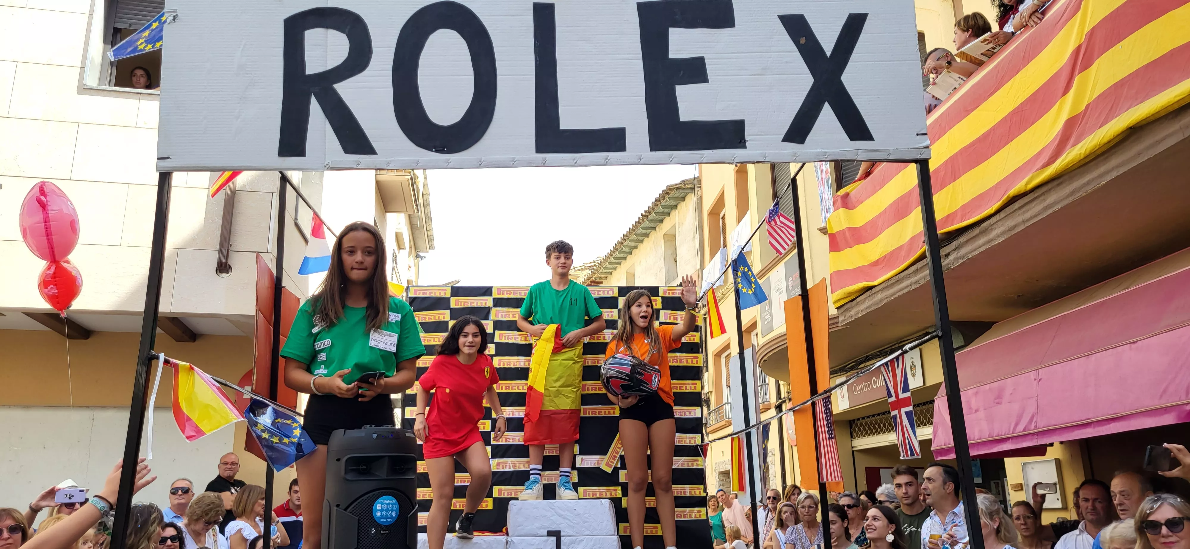 La cabalgata de carrozas en el inicio de las fiestas de Almudévar. Foto Mercedes Manterola