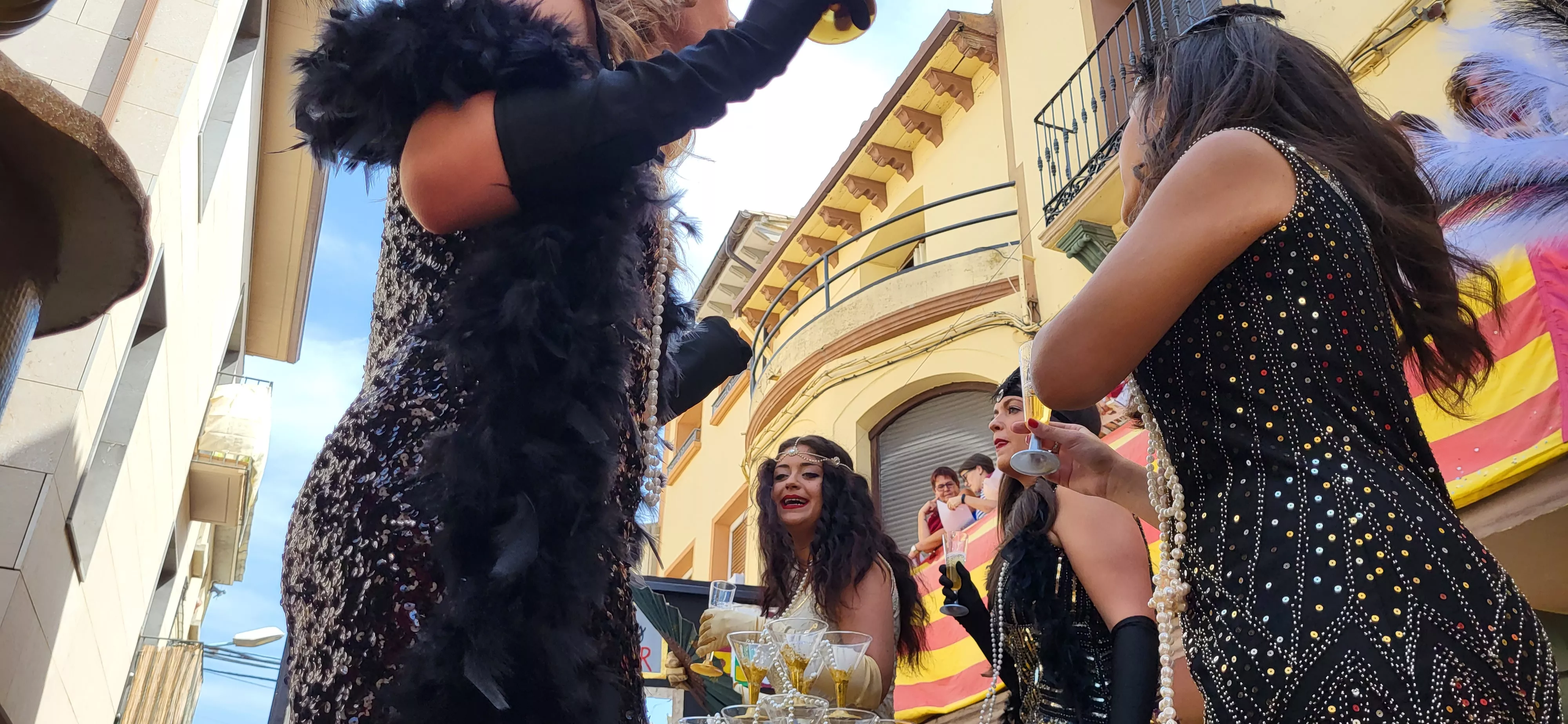 La cabalgata de carrozas en el inicio de las fiestas de Almudévar. Foto Mercedes Manterola