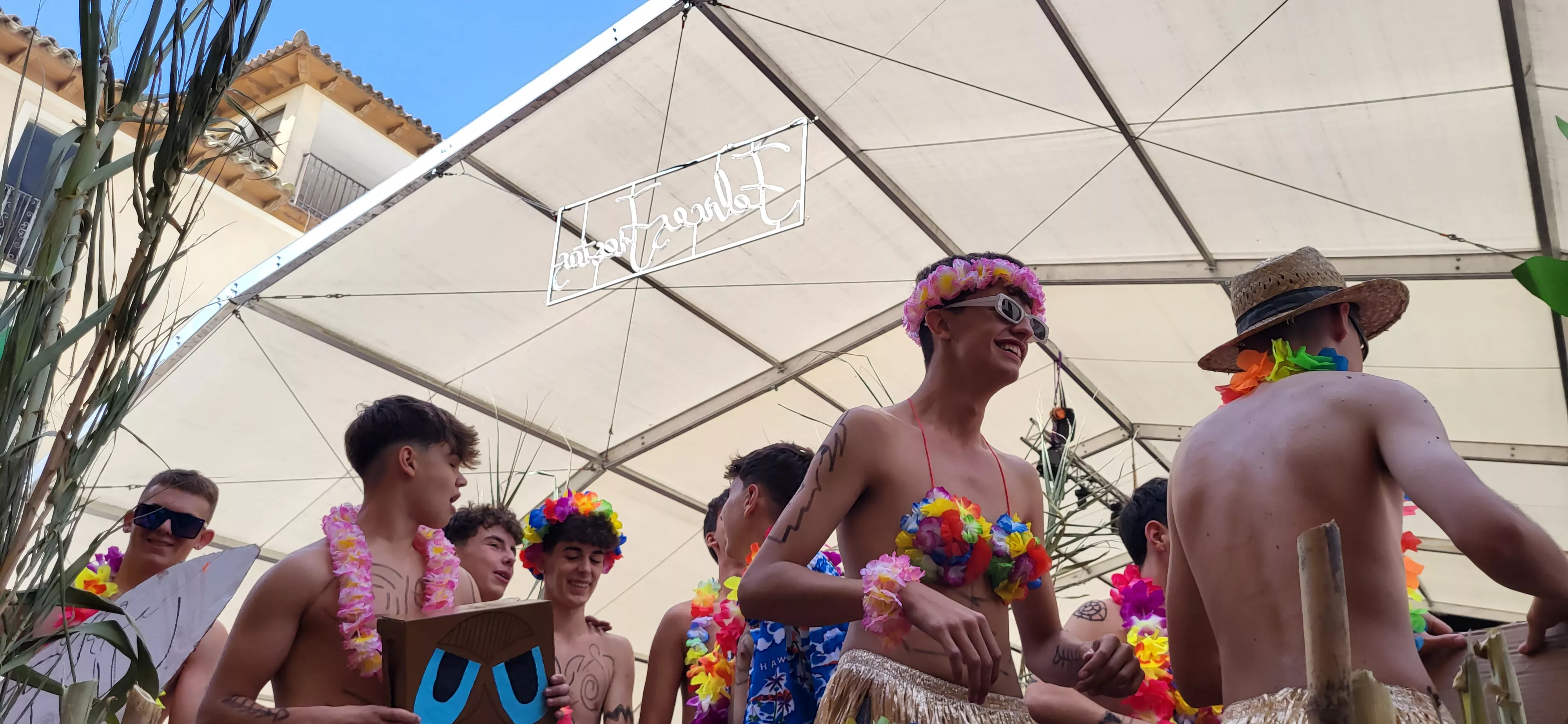 La cabalgata de carrozas en el inicio de las fiestas de Almudévar. Foto Mercedes Manterola